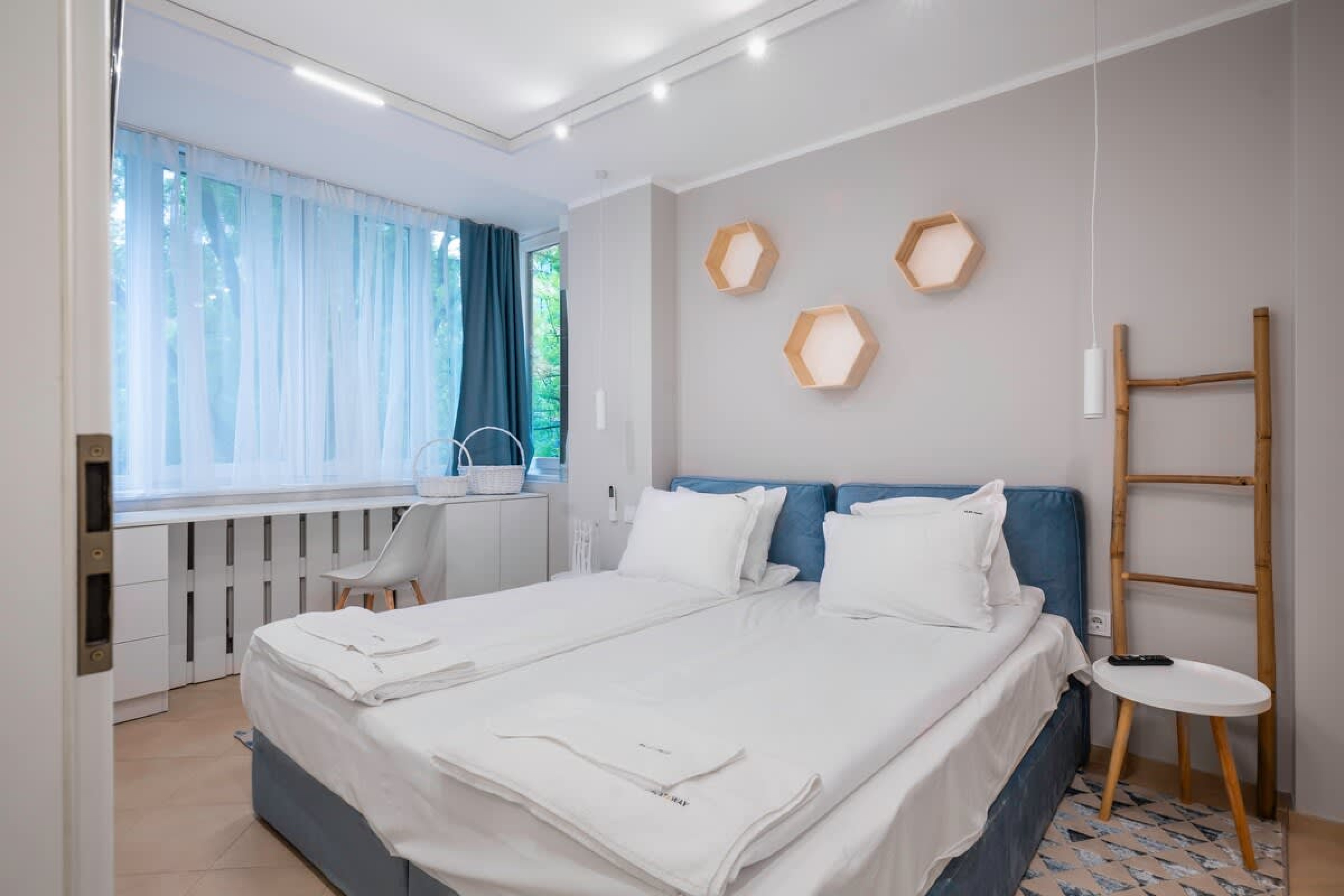 Silver Gem  1BD with desk and balcony - Photo 3