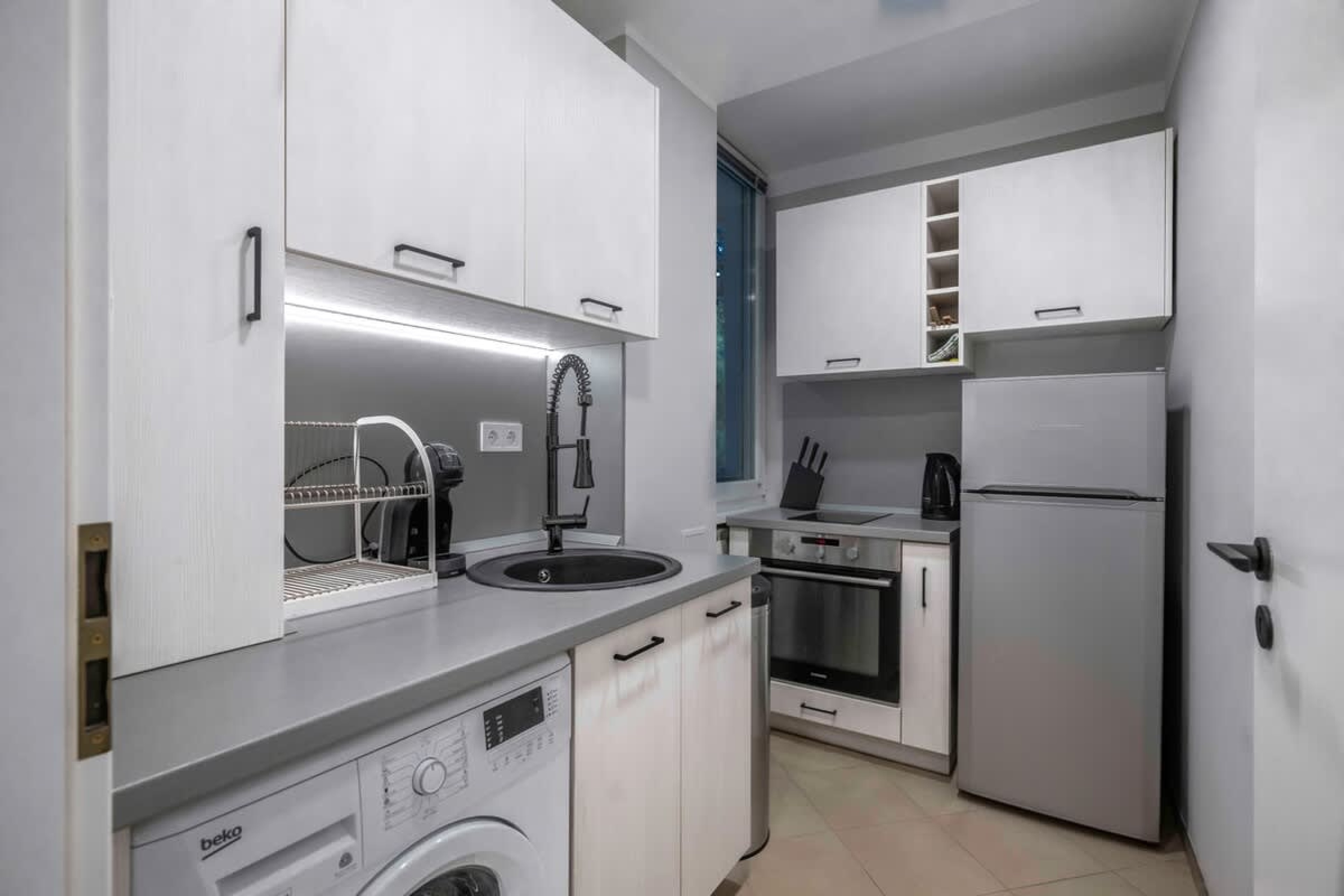 Silver Gem  1BD with desk and balcony - Photo 4