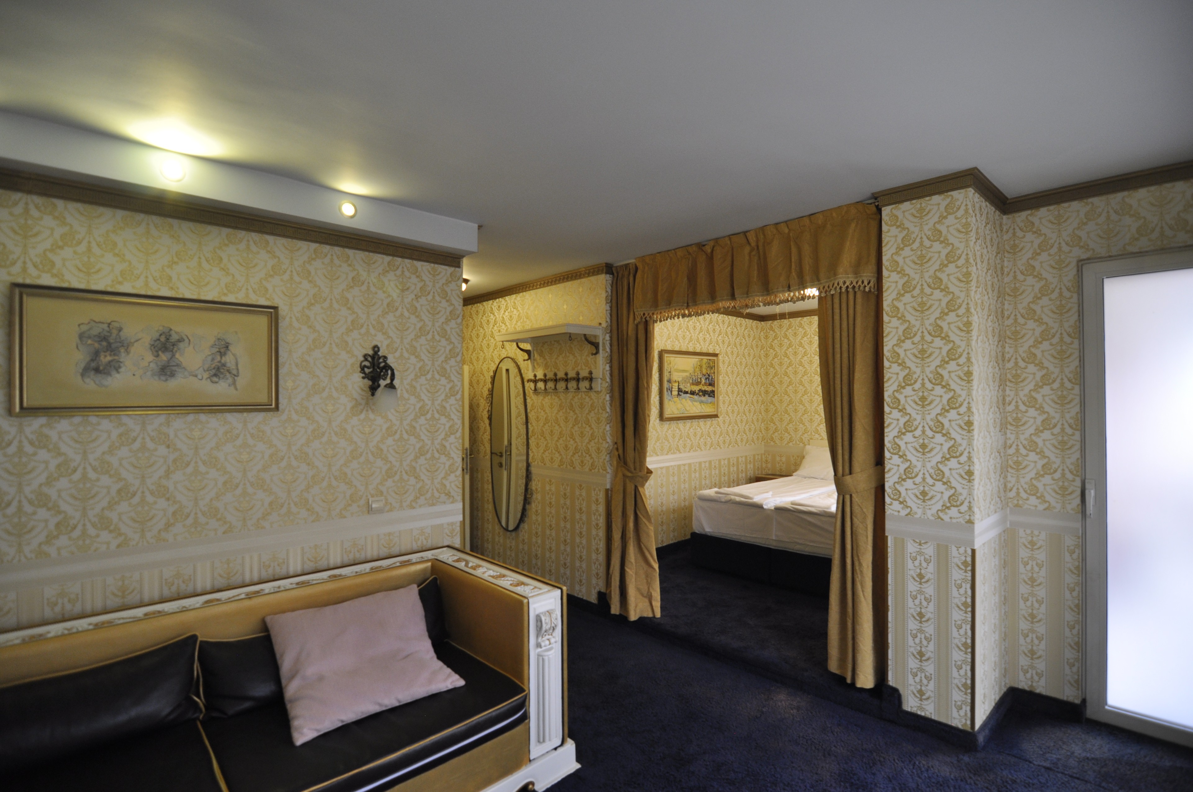 Scoutaround White Logo