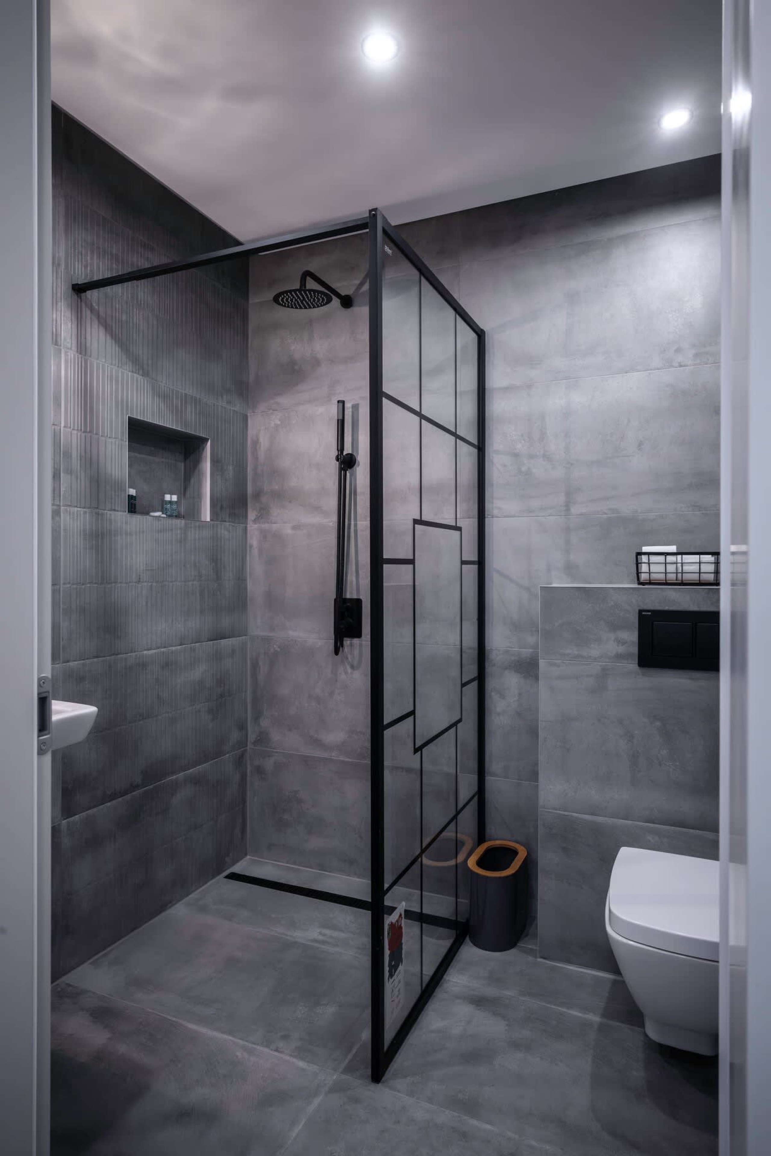 Brick Haven: Contemporary Urban Living Redefined - Photo 4