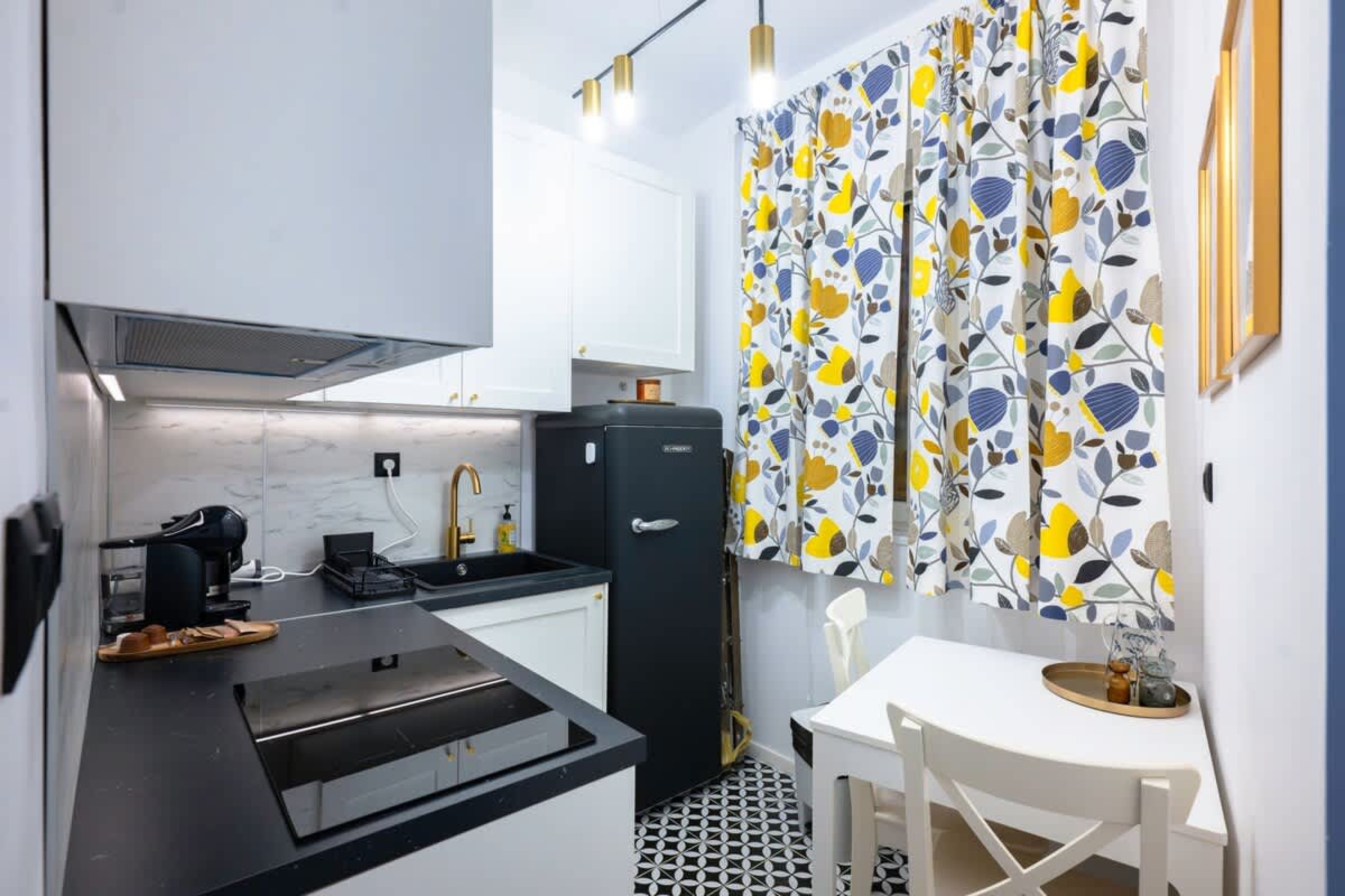 Scoutaround White Logo