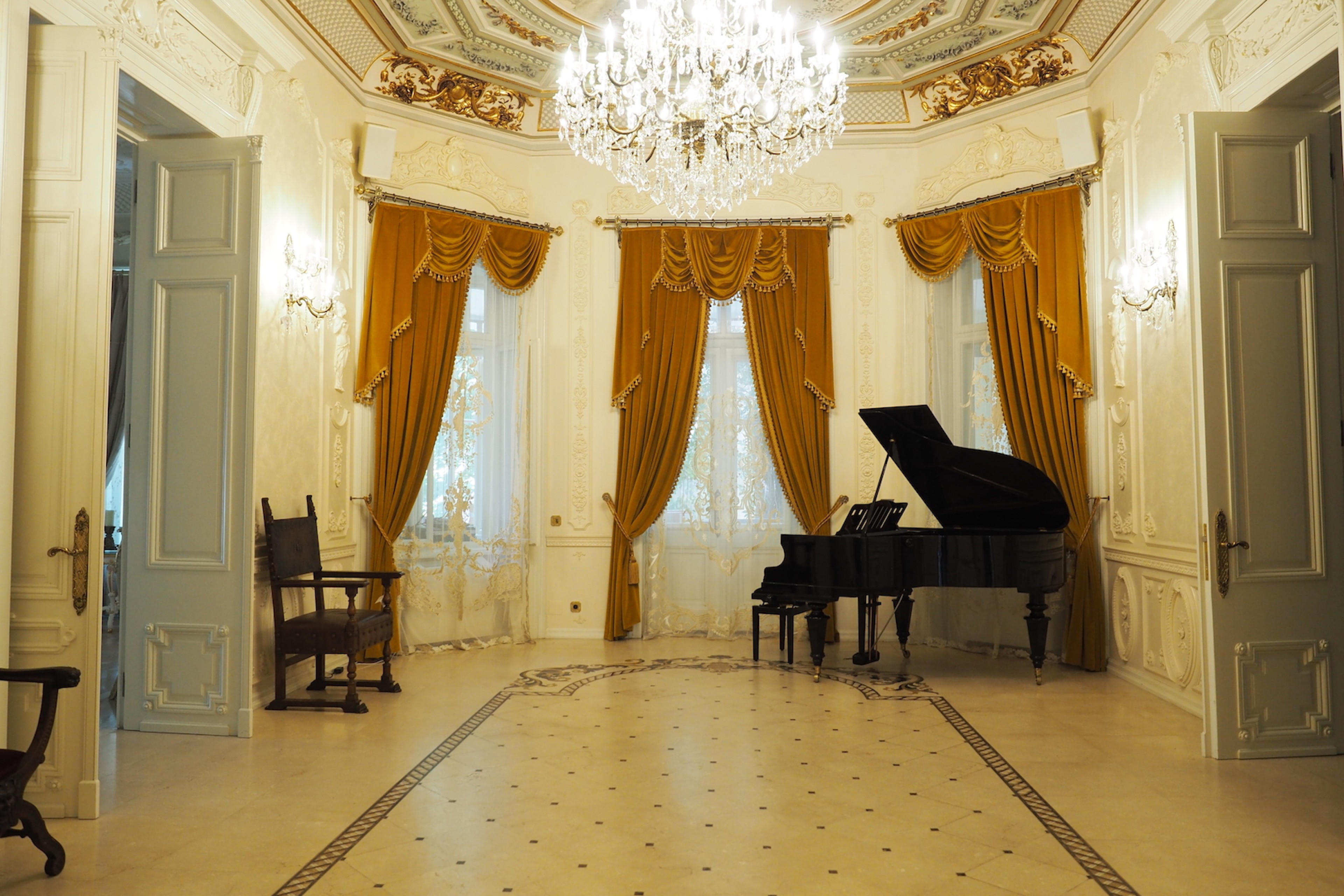 Scoutaround White Logo