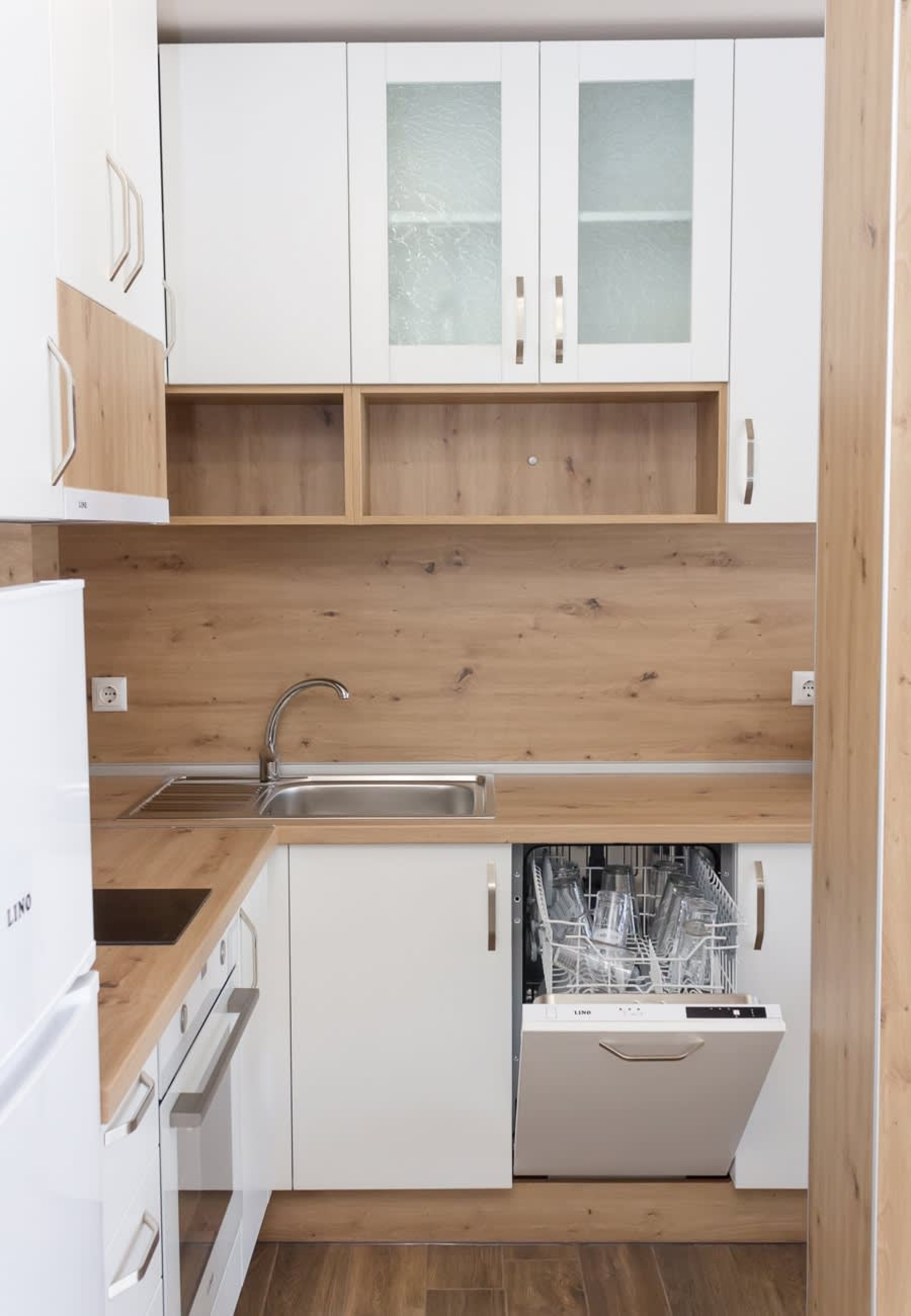 Sunny Blue  One-Bedroom Flat with Balcony - Photo 8