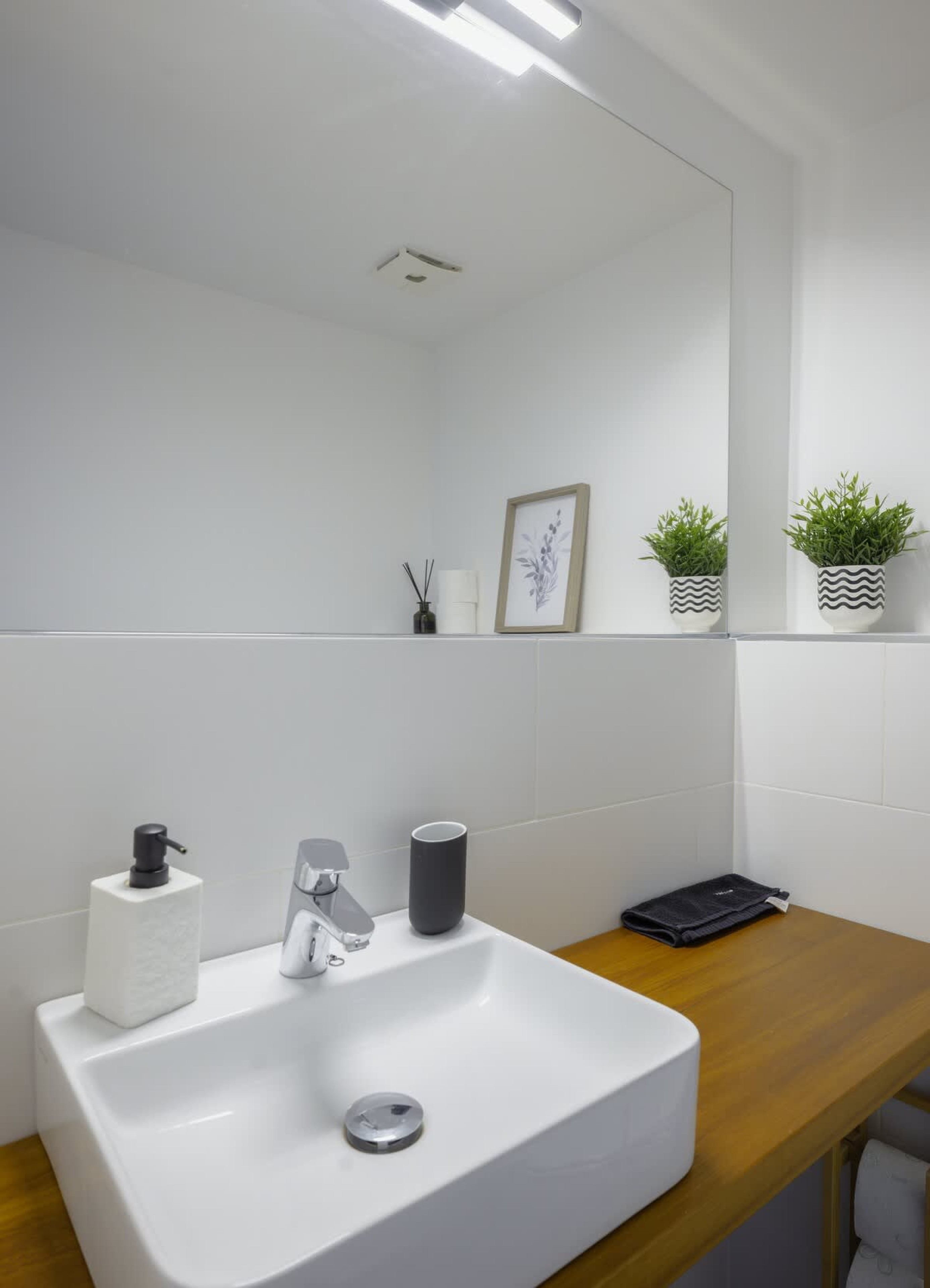 Scoutaround White Logo