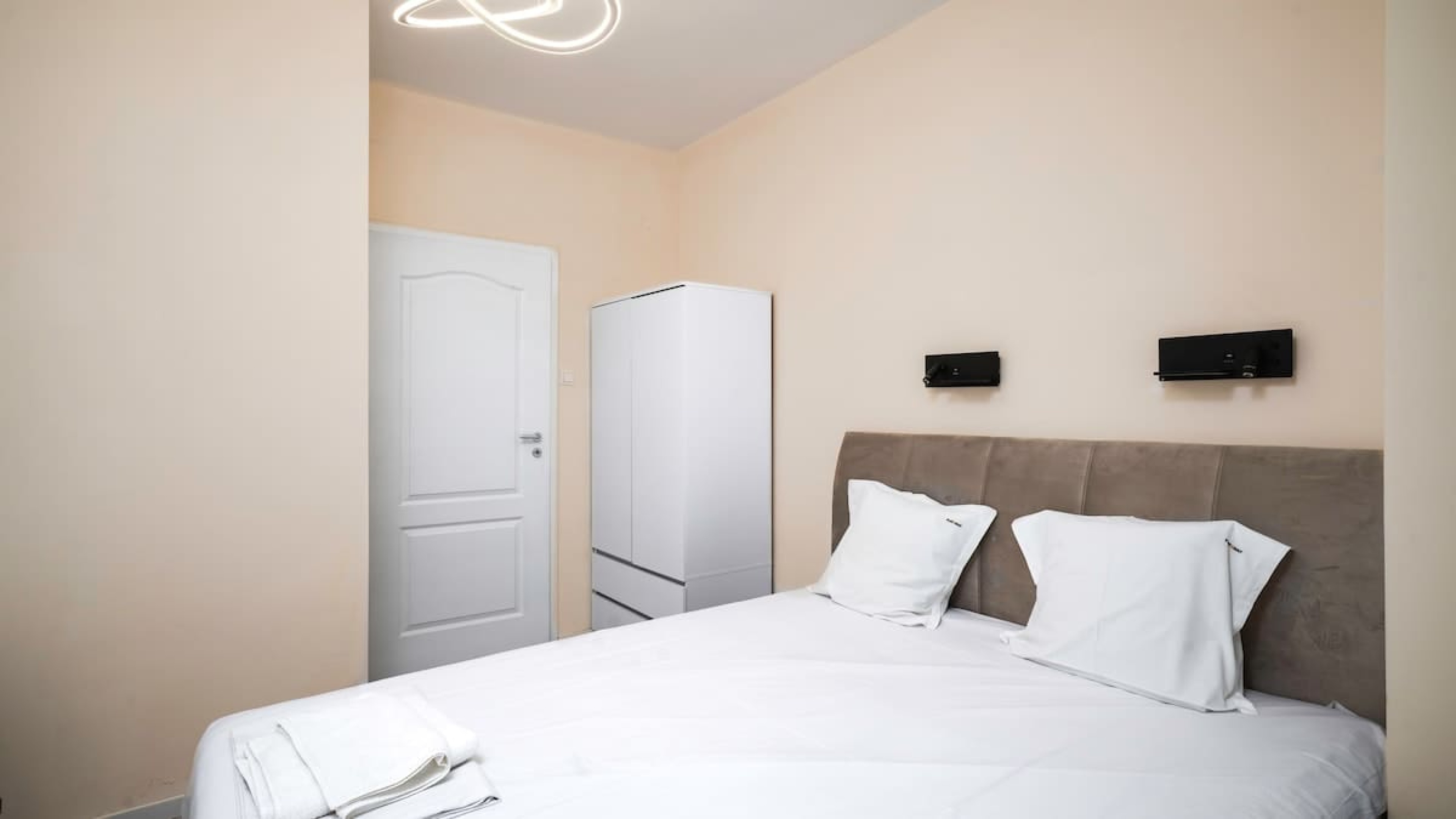 Scoutaround White Logo