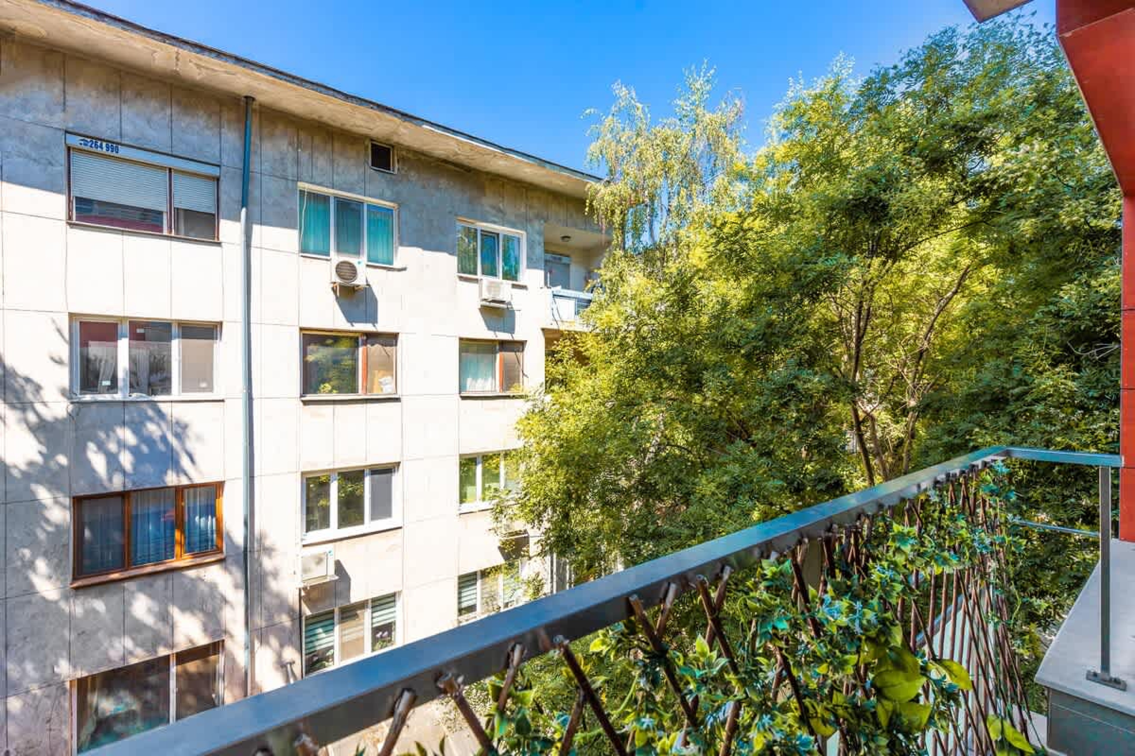 Stylish 2BD Apartment with a Nice Cozy Terrace - Photo 14