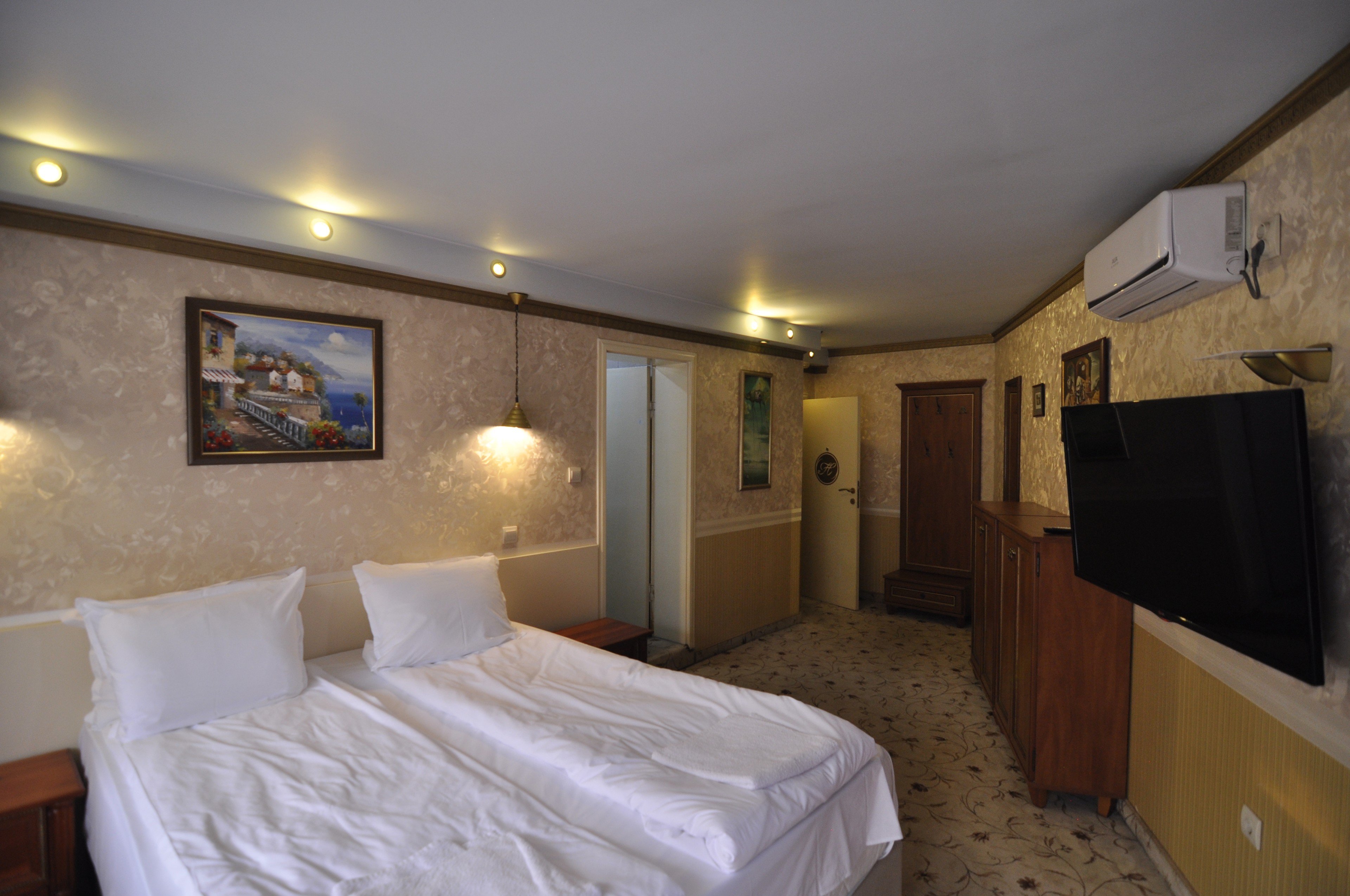 Scoutaround White Logo