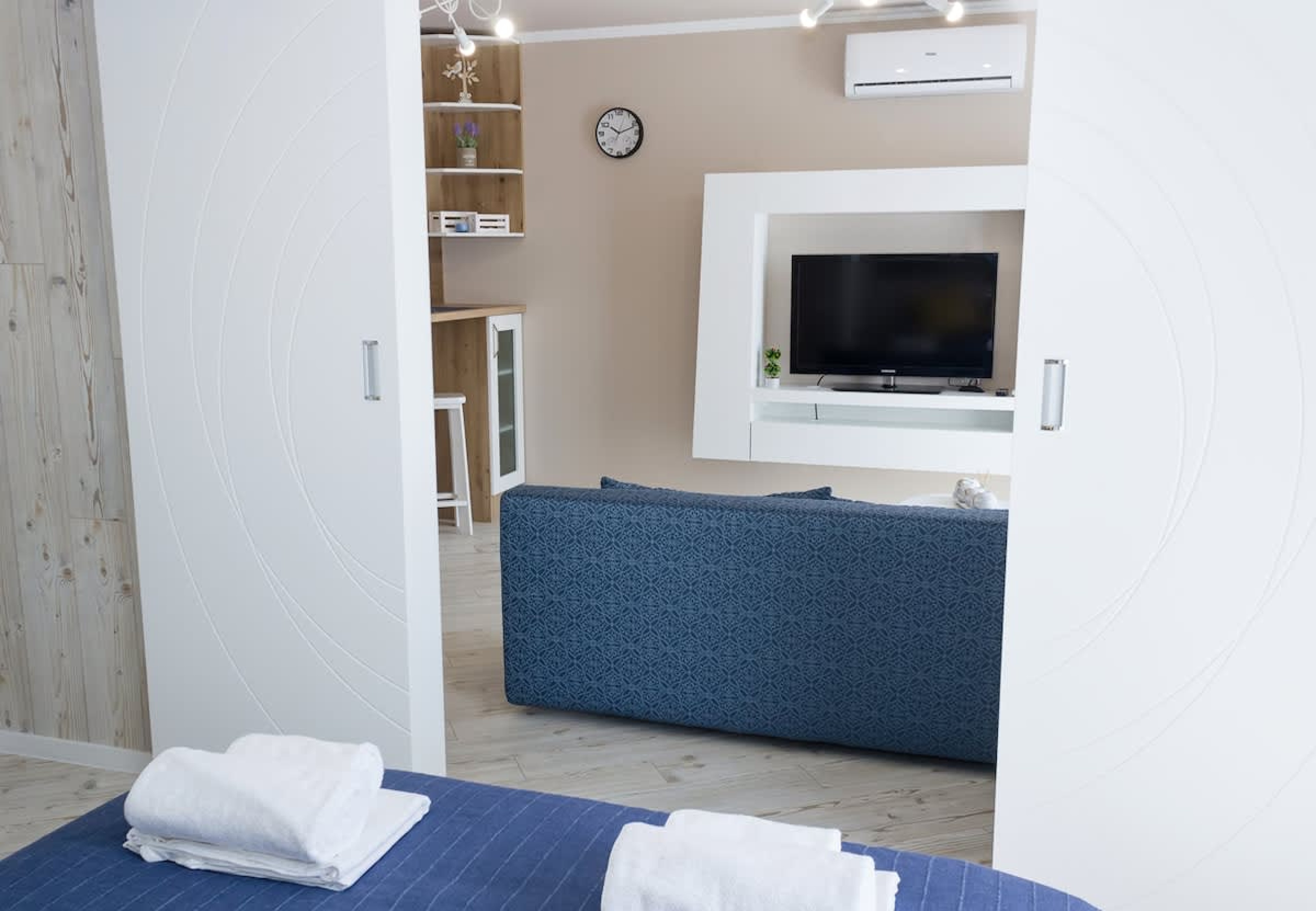 Sunny Blue  One-Bedroom Flat with Balcony - Photo 20