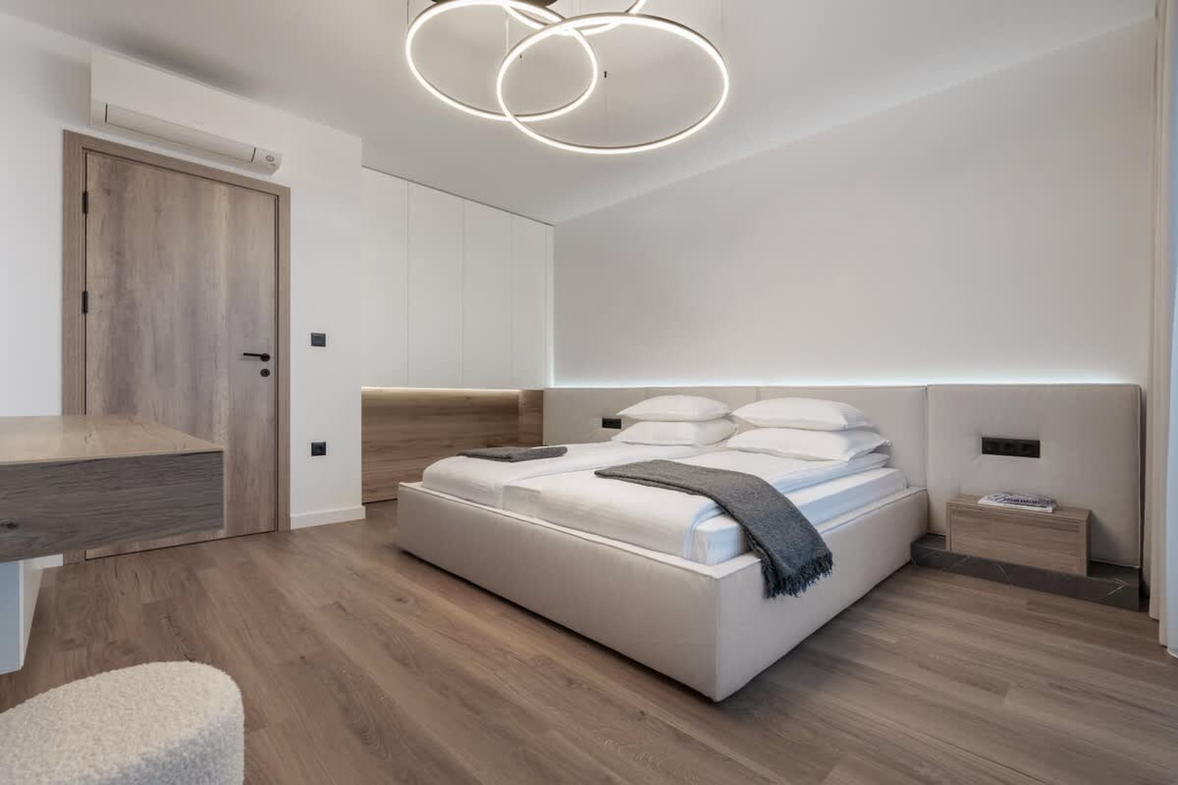 Scoutaround White Logo