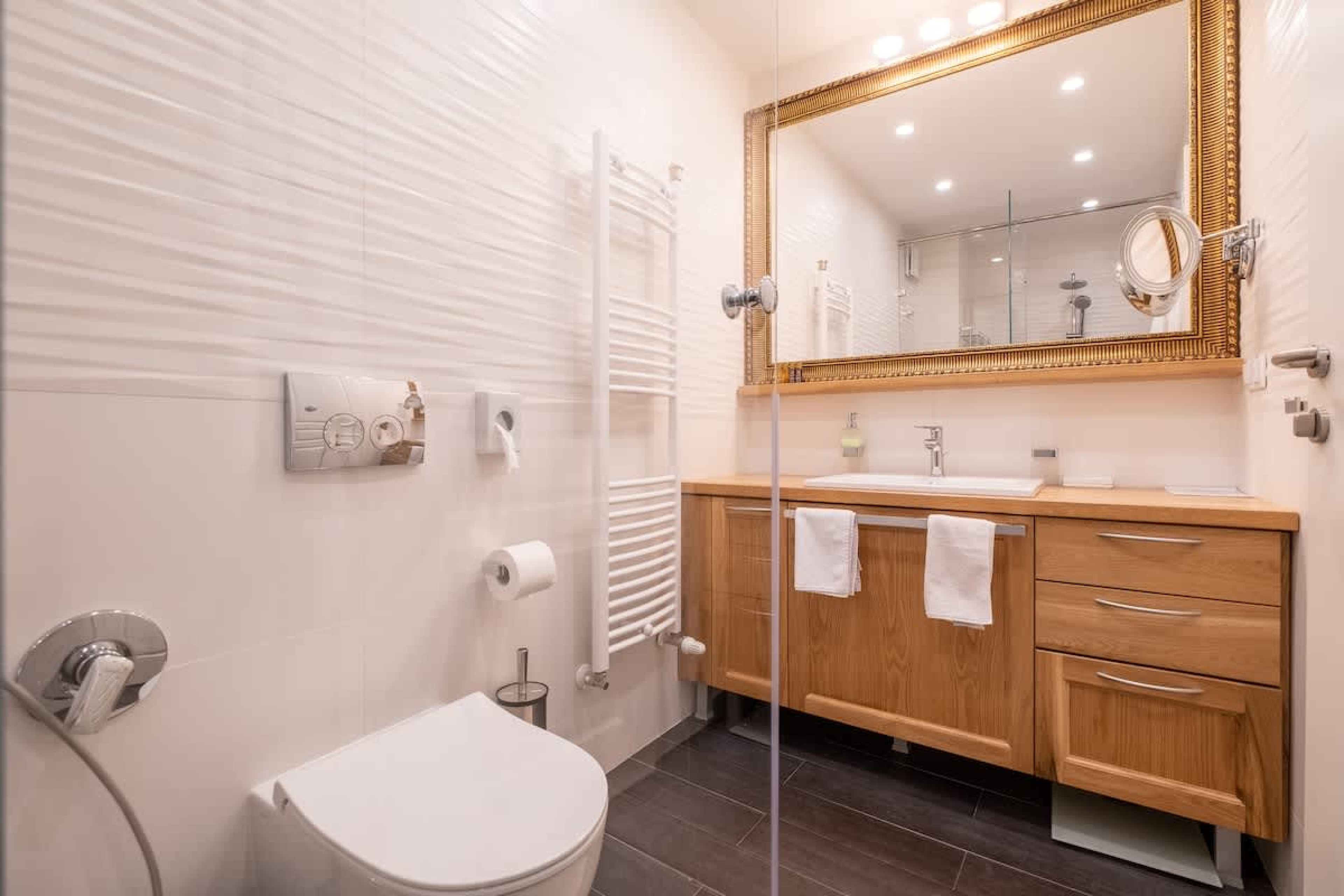 High-end Designer 2BR Aprt + Lift&amp;Balconies - Photo 41