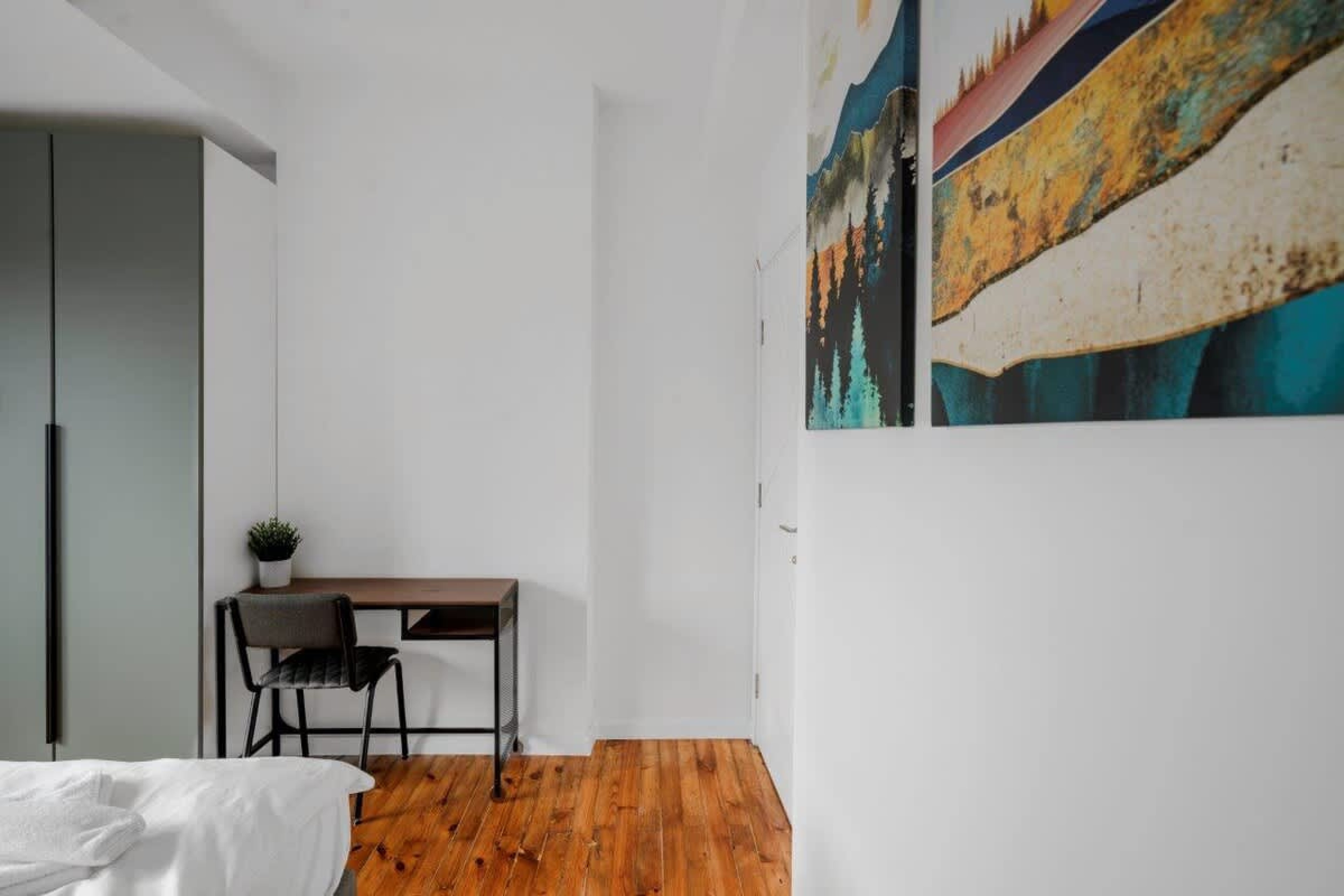 Scoutaround White Logo