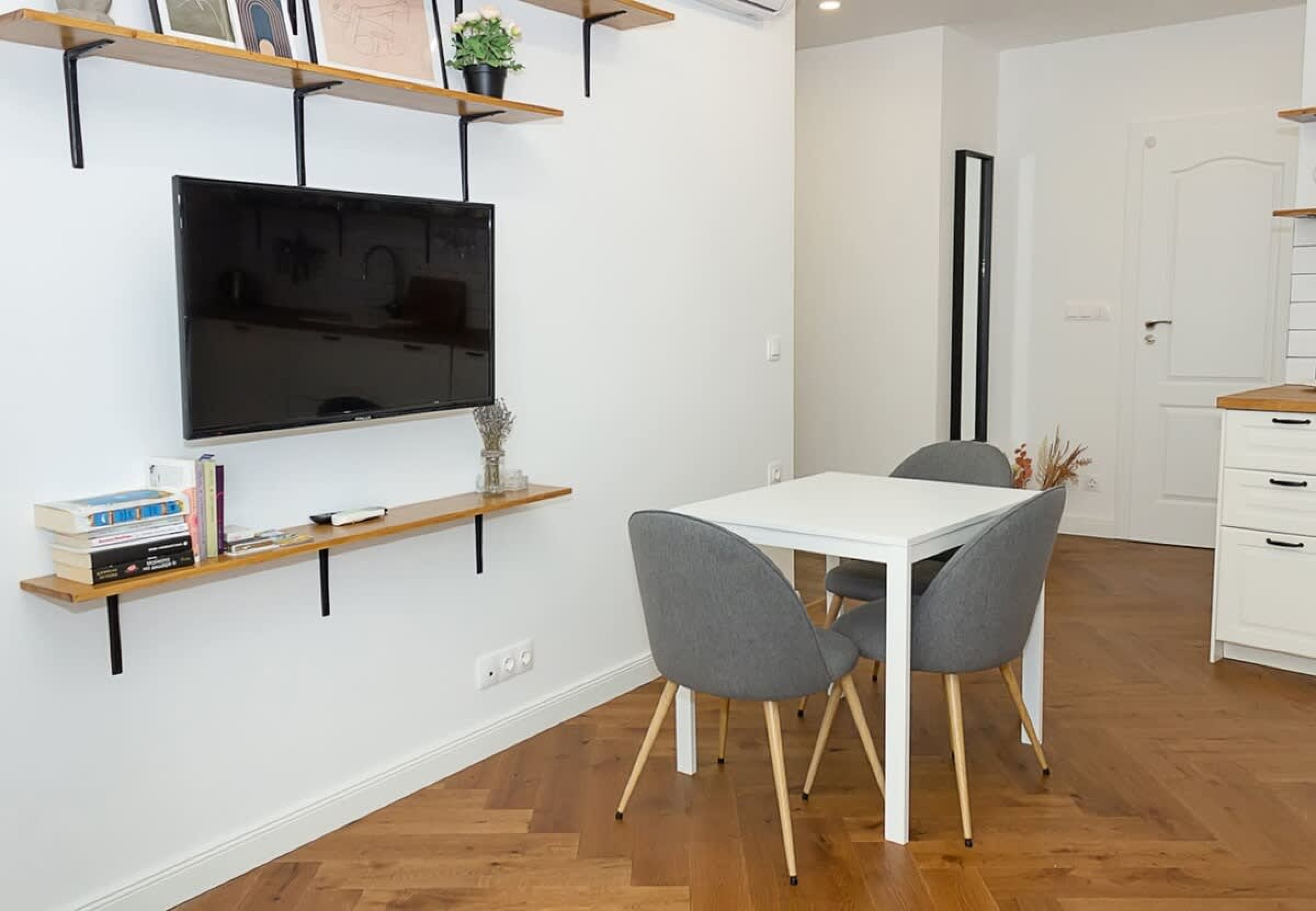 Scoutaround White Logo