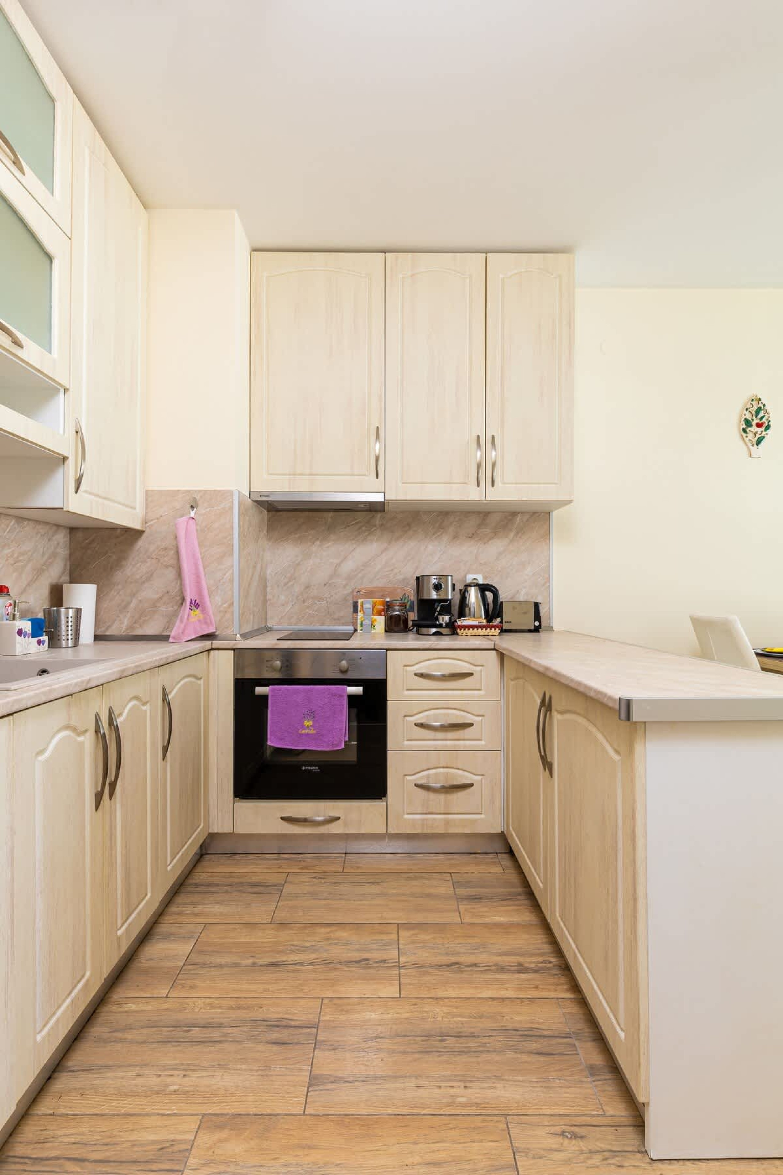 Stylish 2BD Apartment with a Nice Cozy Terrace - Photo 8