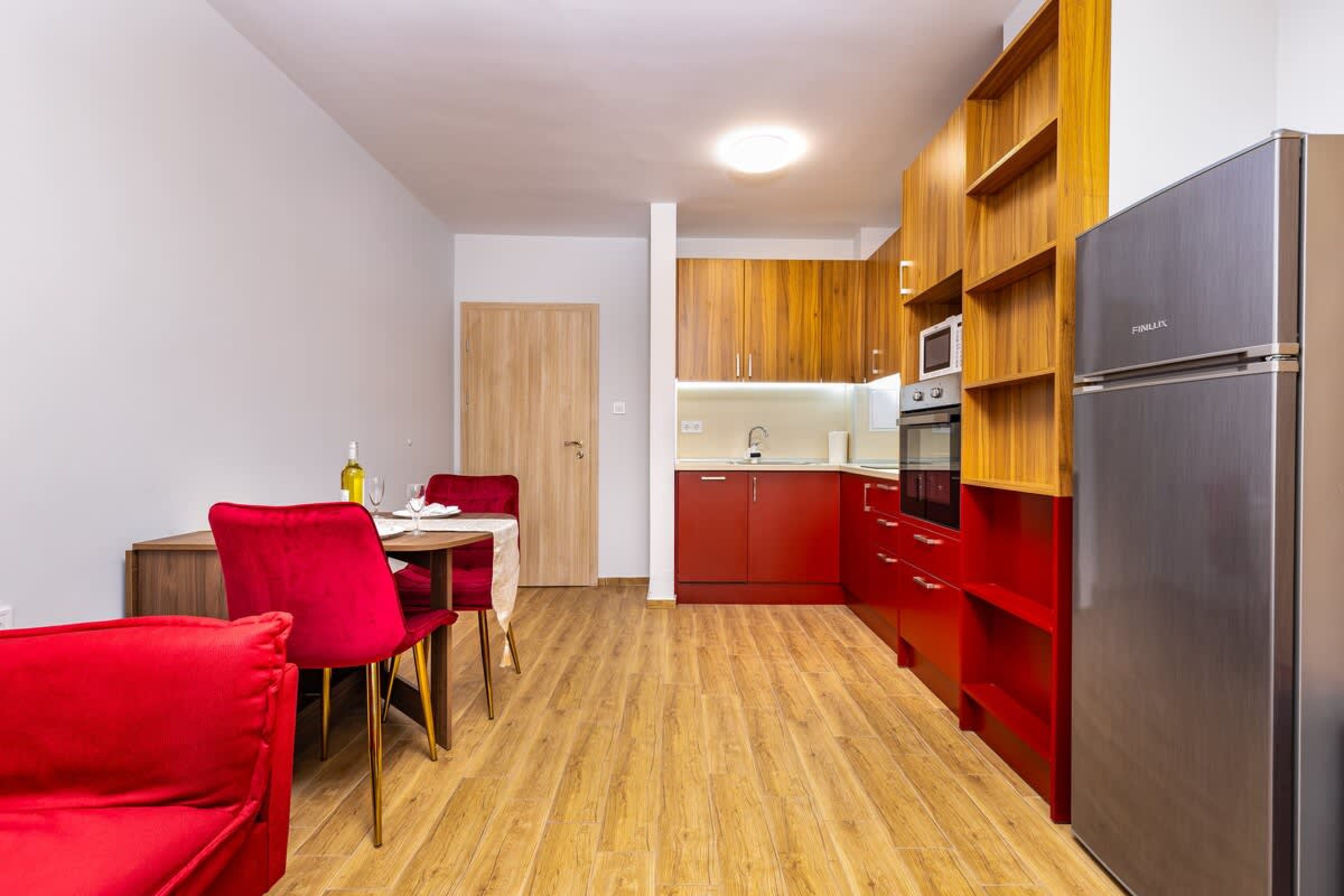 Bright and Cozy Apartment Next to a City Park - Photo 8