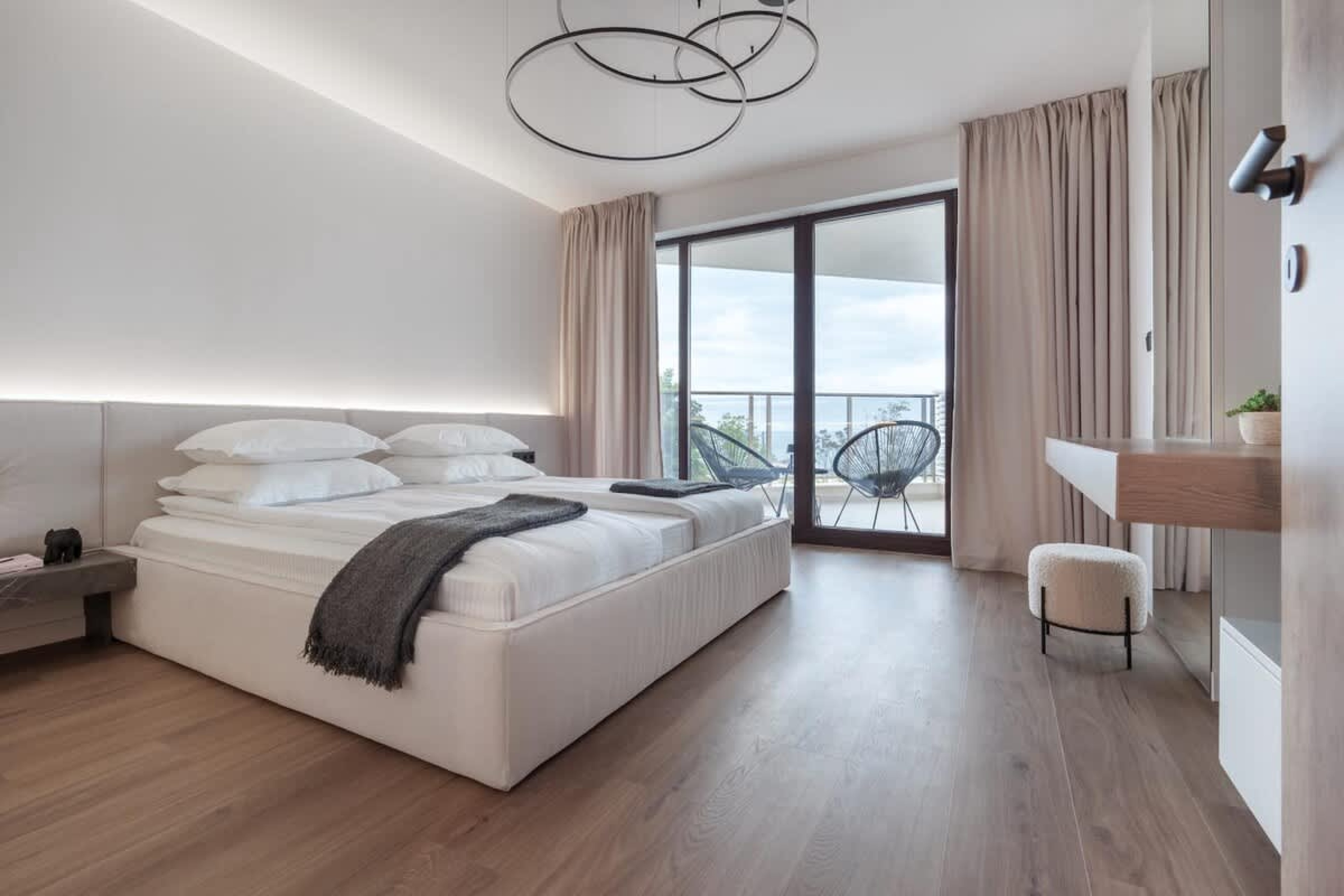 Scoutaround White Logo