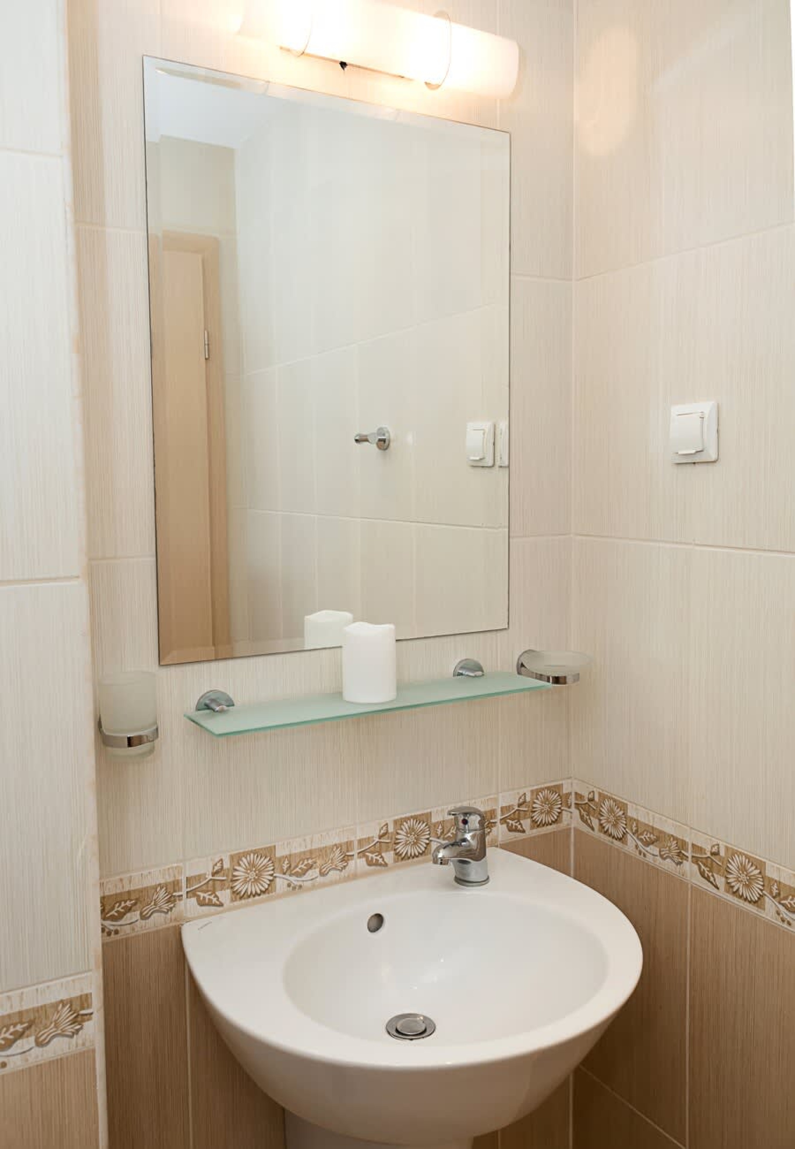 Seaside Bliss: Elegant 1BD with Stunning View - Photo 23