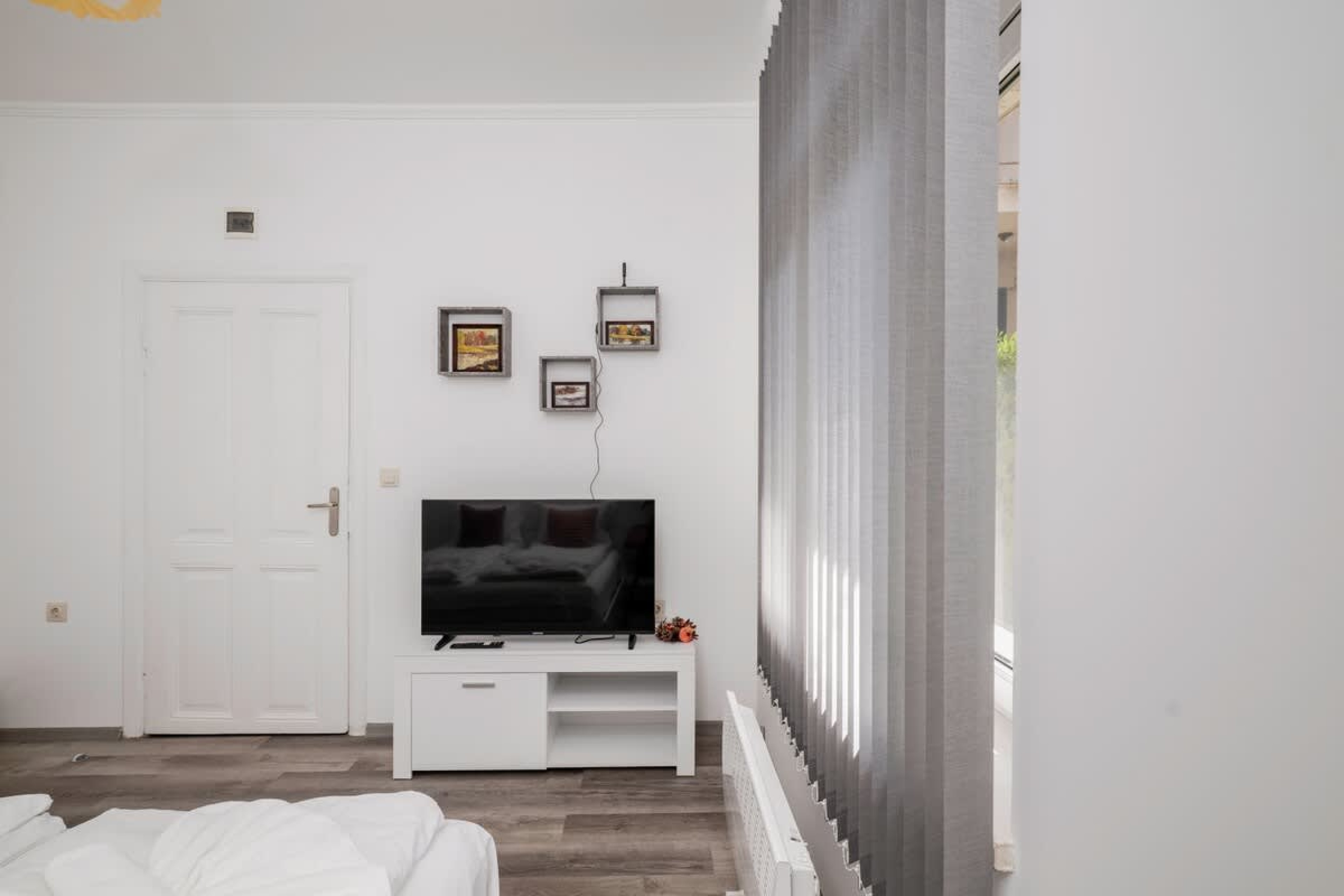 Scoutaround White Logo