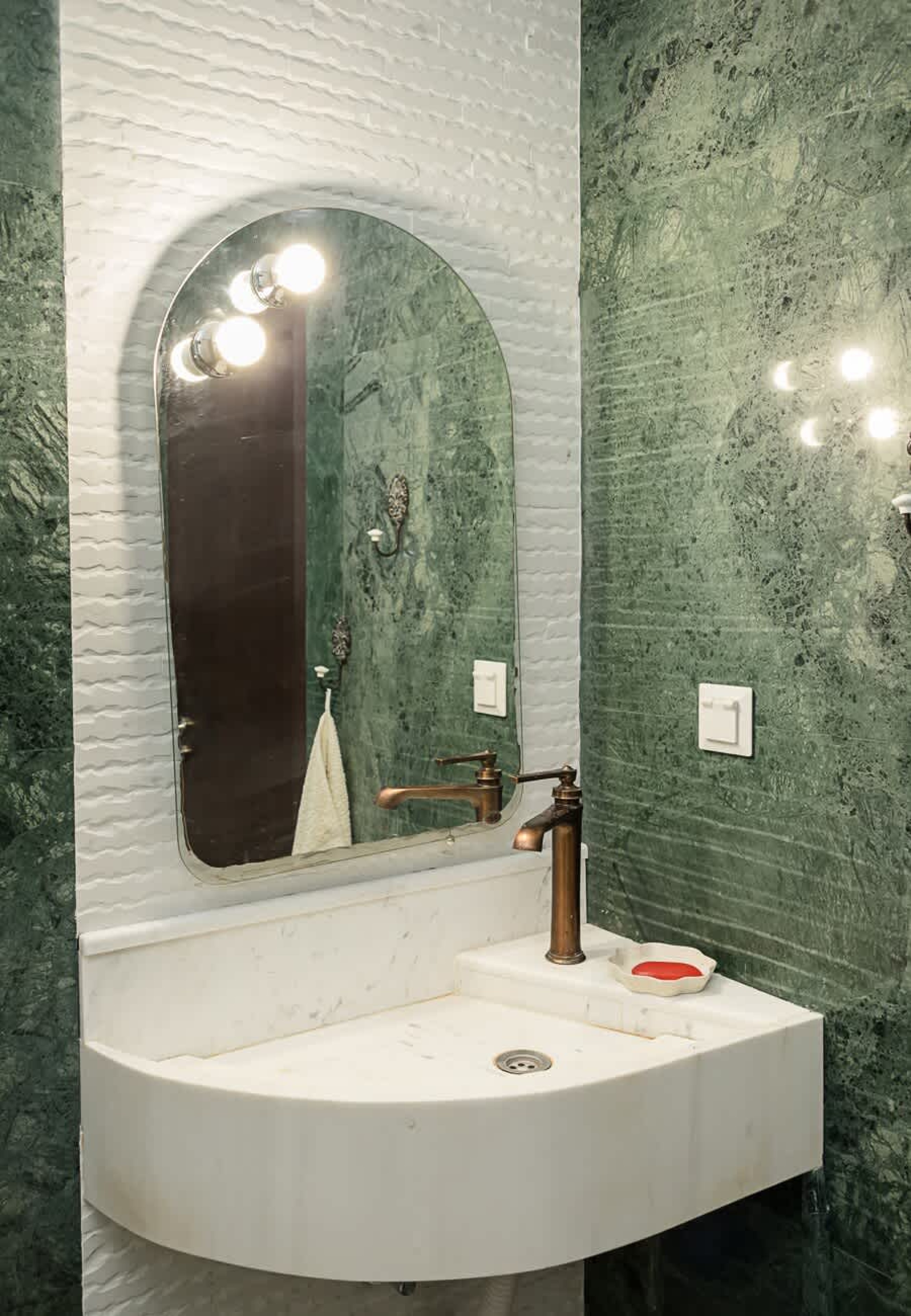 Scoutaround White Logo