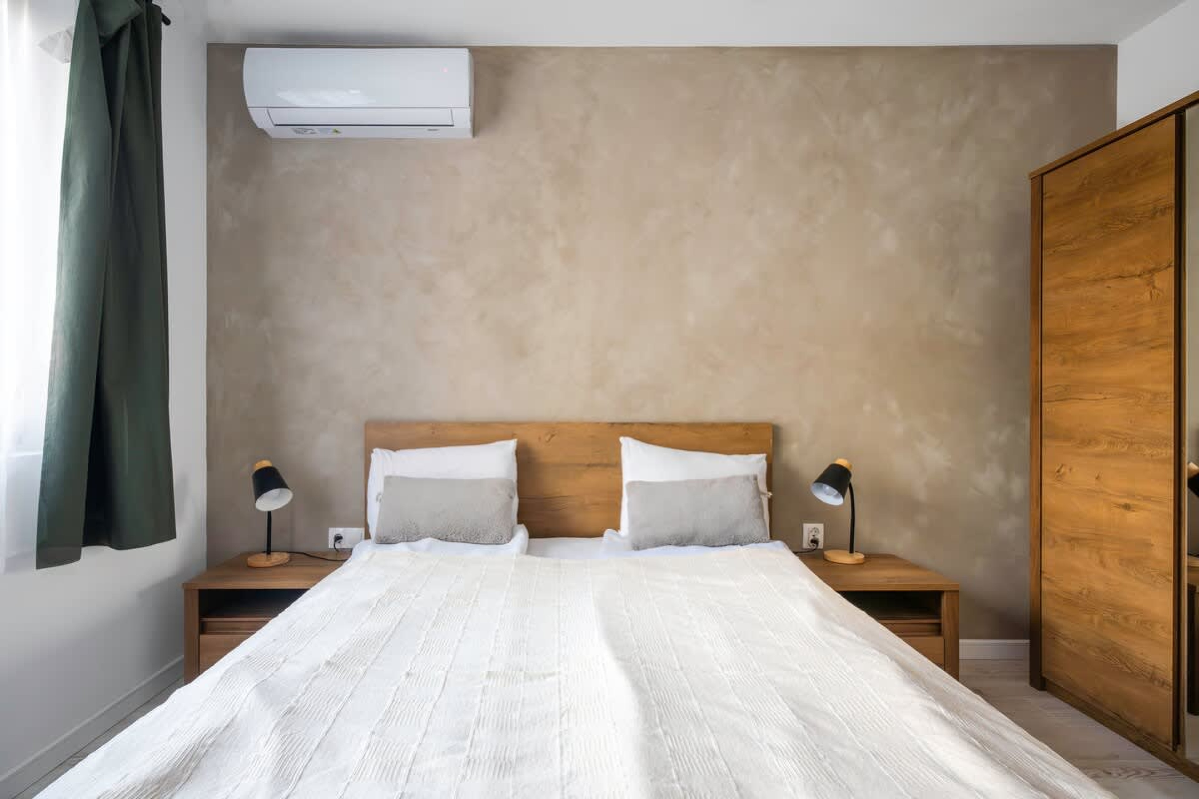 Brick Haven: Contemporary Urban Living Redefined - Photo 14