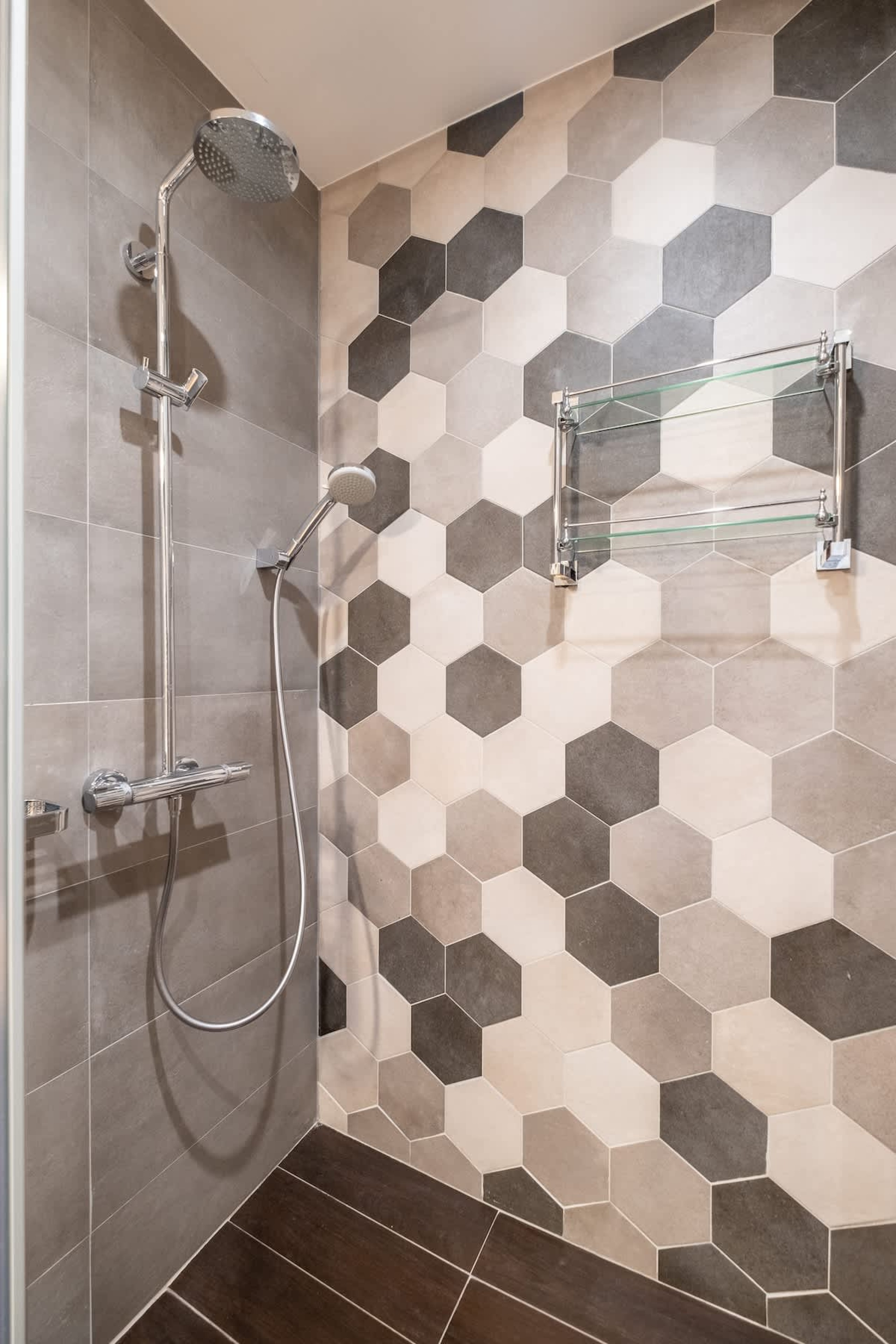 High-end Designer 2BR Aprt + Lift&amp;Balconies - Photo 44