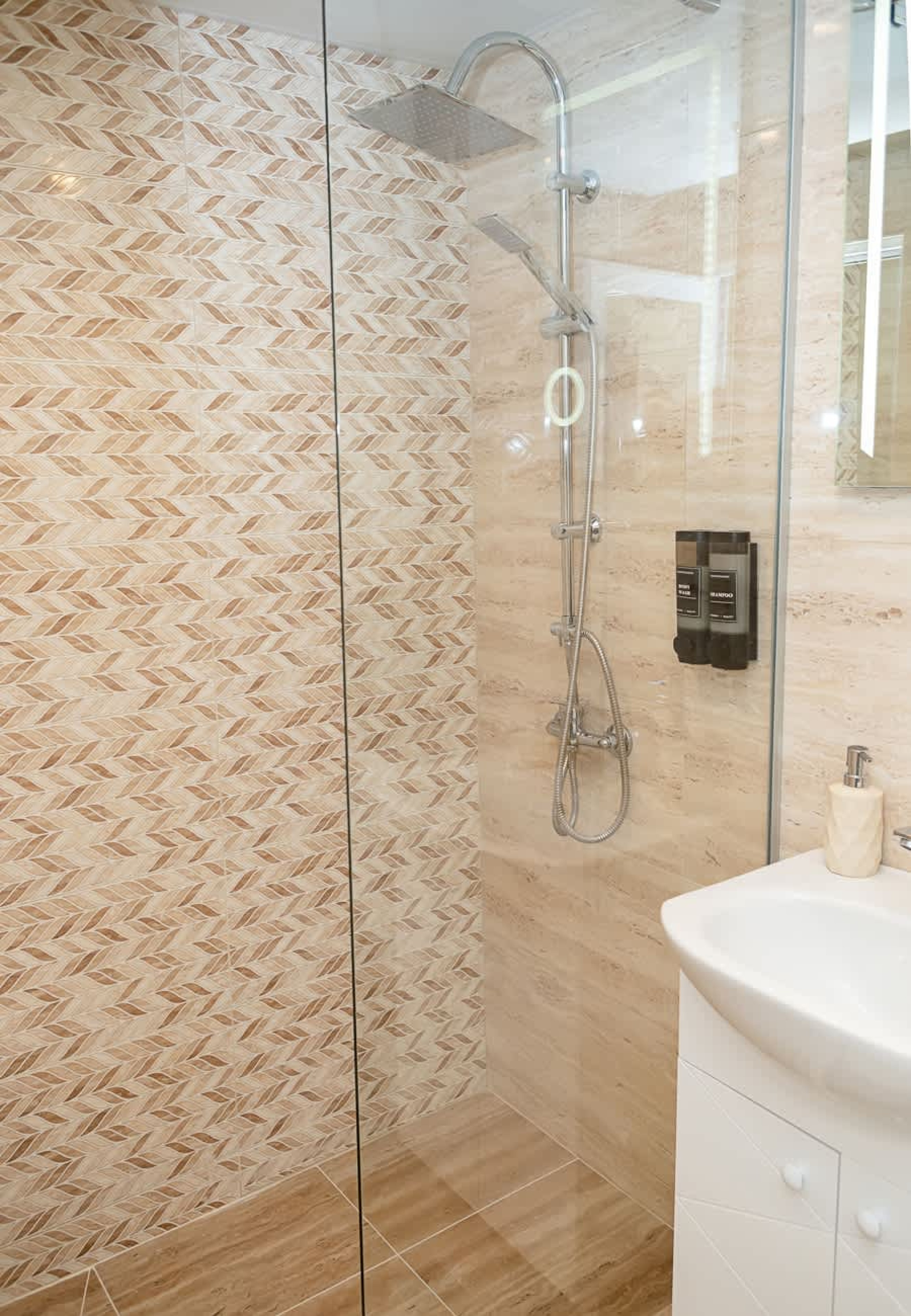 Bright One-Bedroom Flat with Balcony | Quiet Area - Photo 17