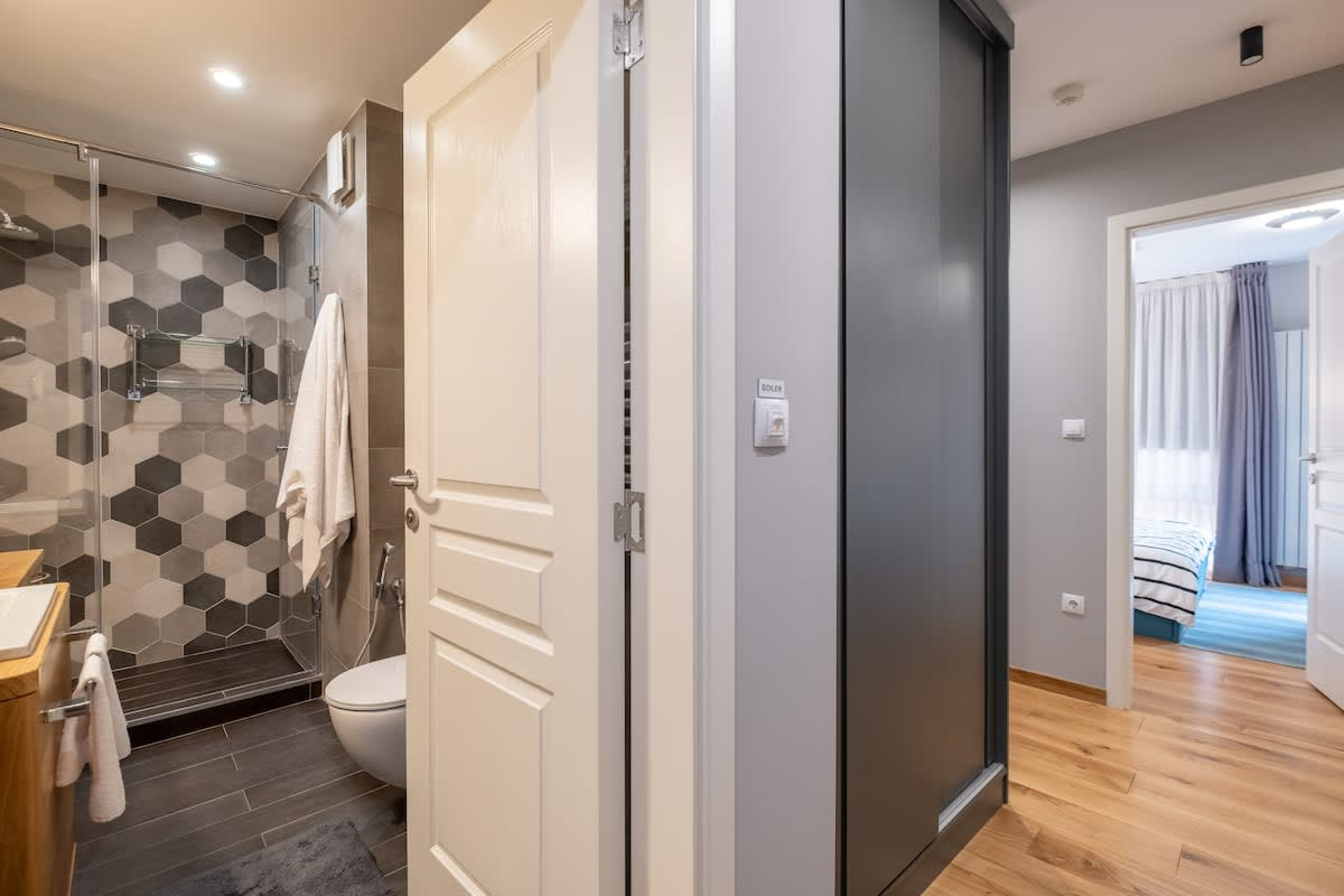 High-end Designer 2BR Aprt + Lift&amp;Balconies - Photo 47