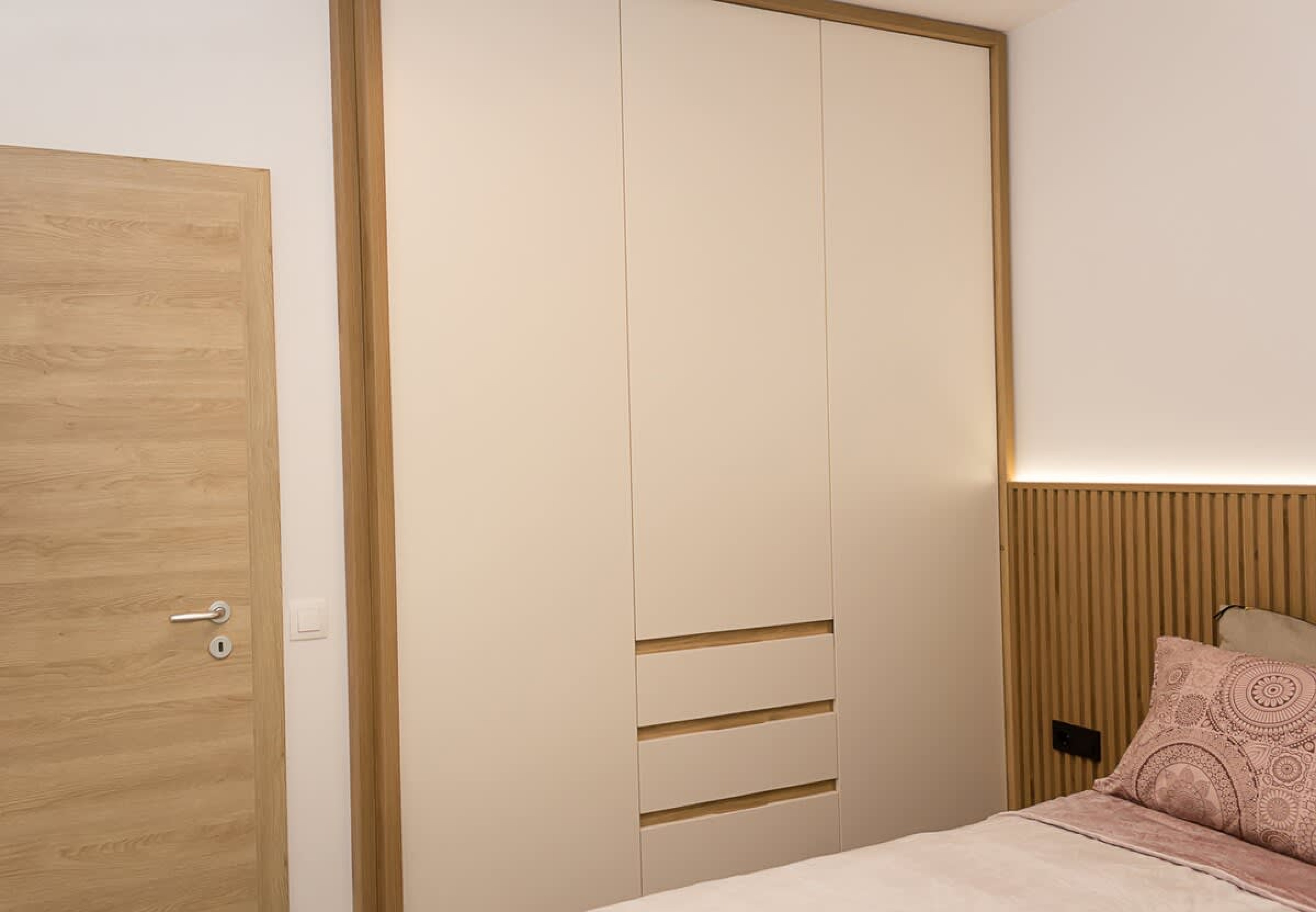 Scoutaround White Logo