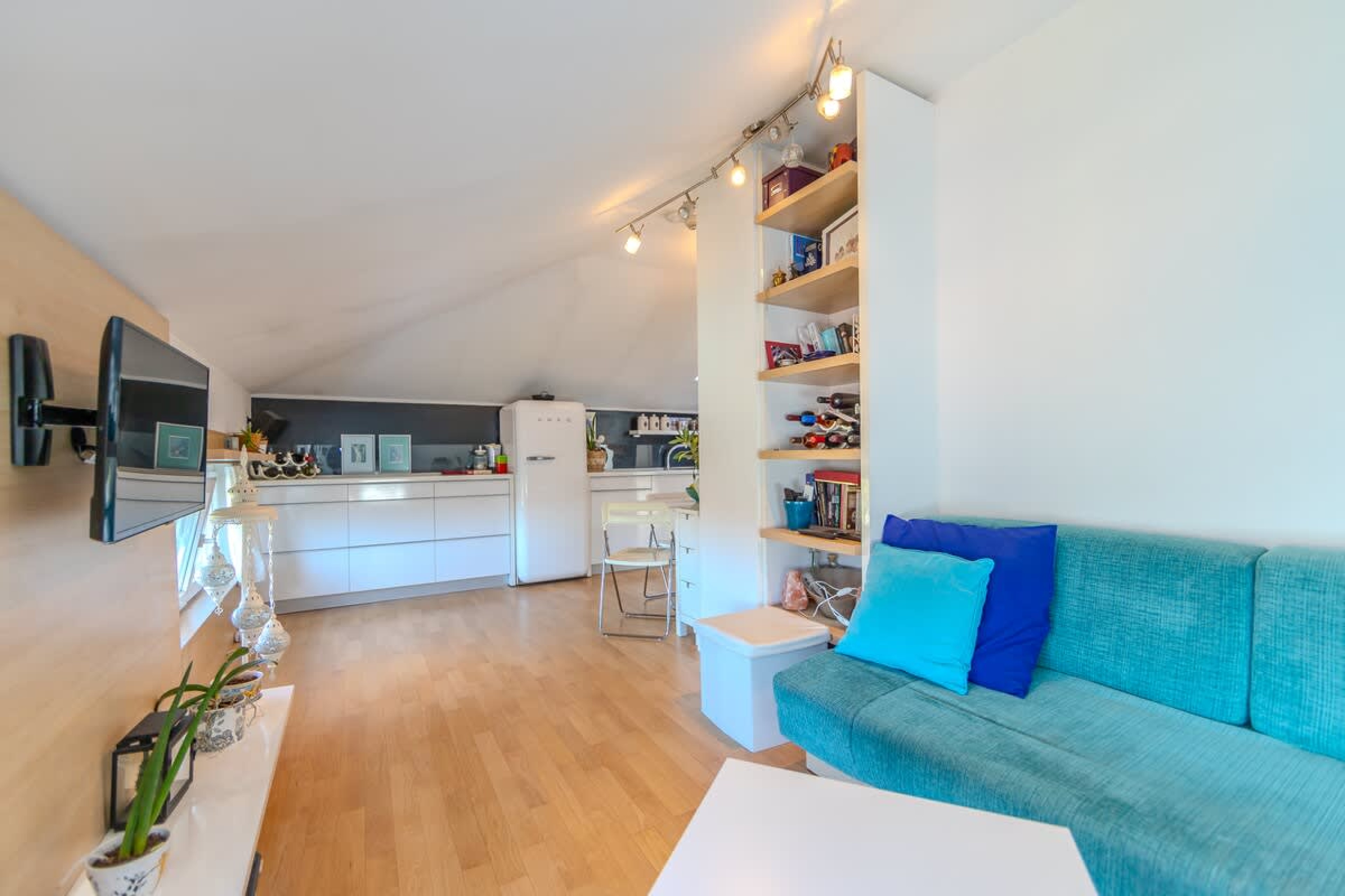 Scoutaround White Logo