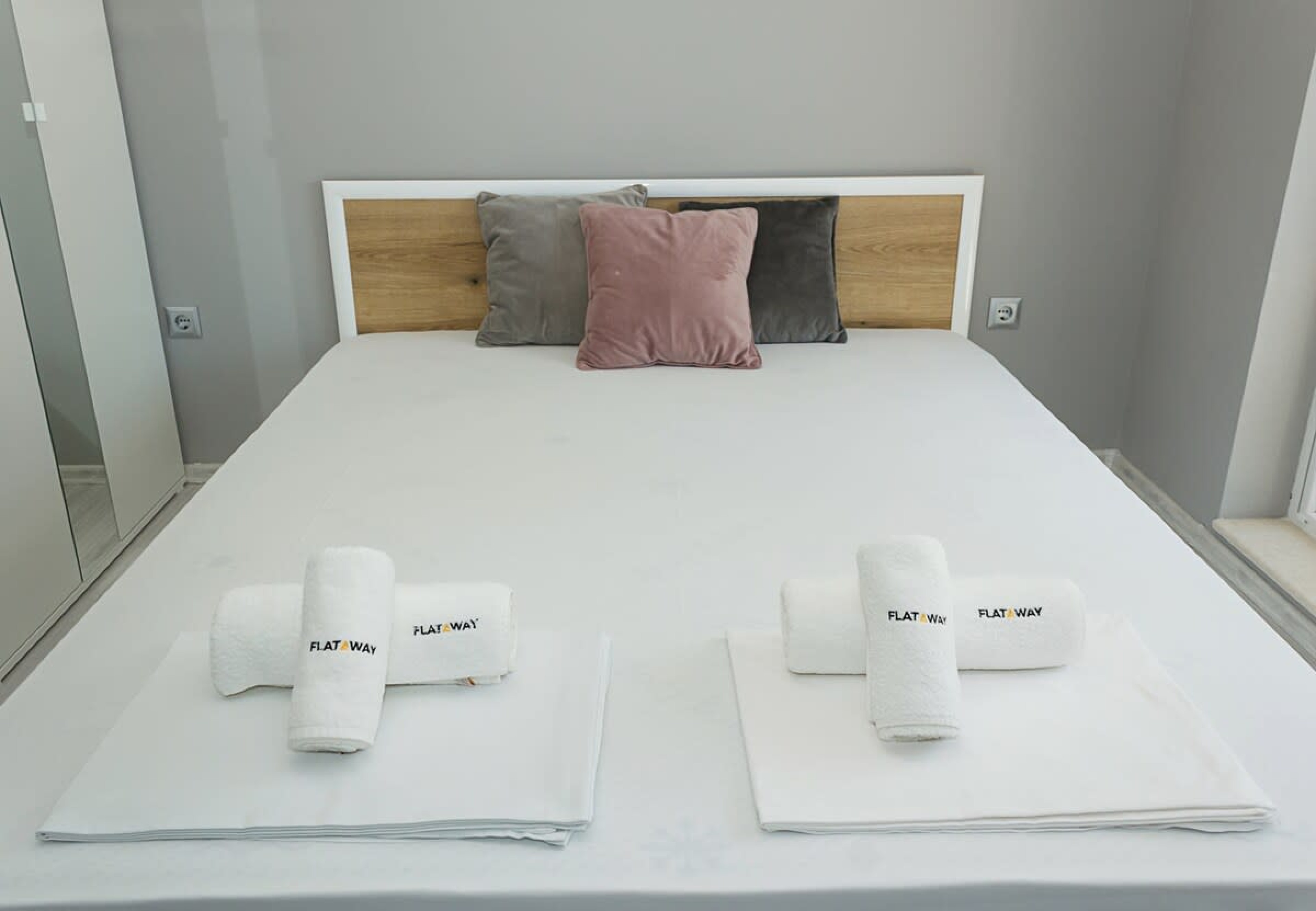 Scoutaround White Logo