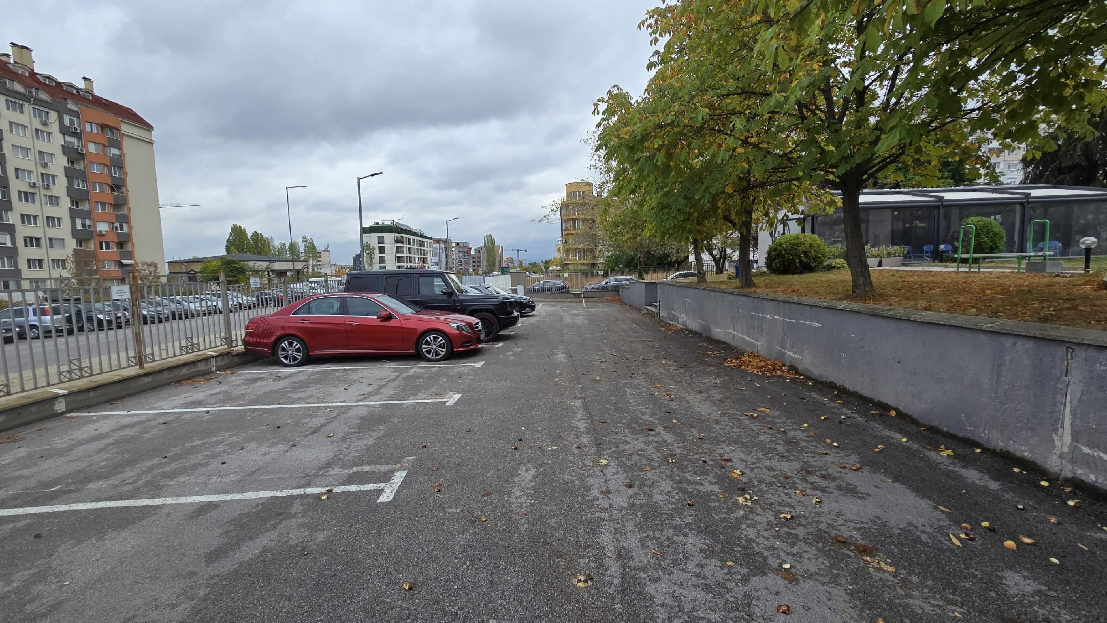 Staff car parpark — photo 2 of 5