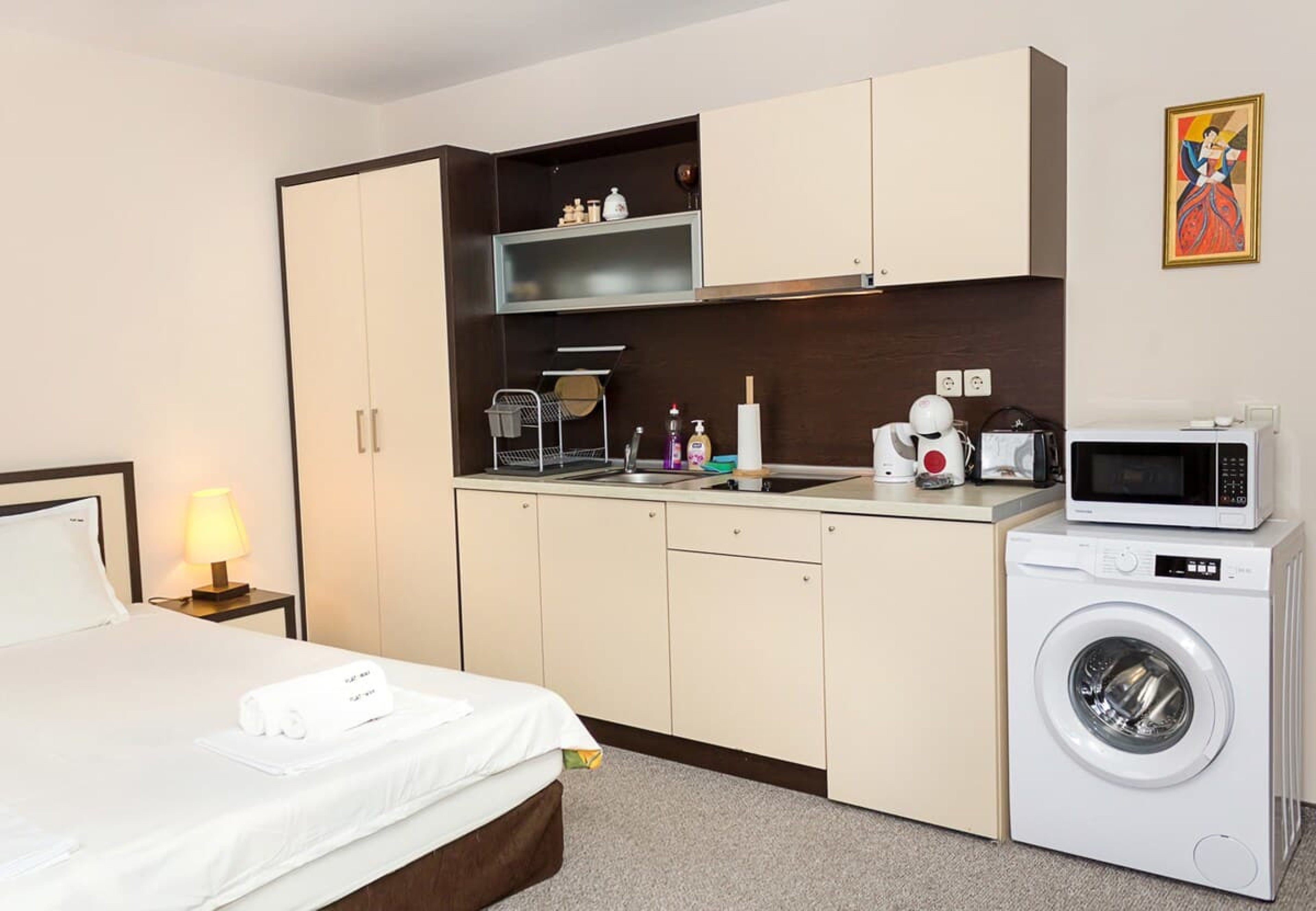 Sunny Studio in Hotel Berlin, Steps from the Beach - Photo 7