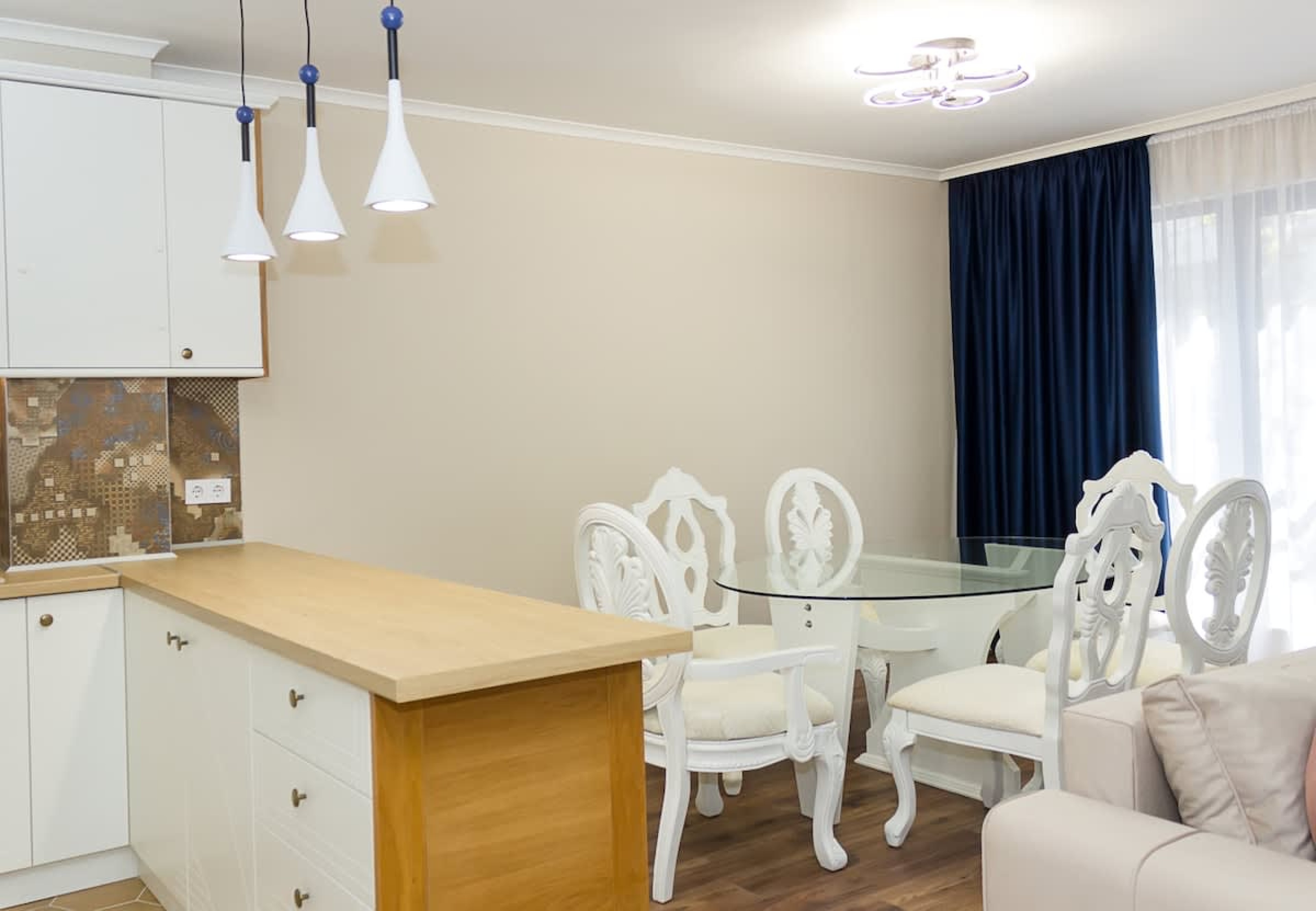 2BD Home In The Heart Of Varna with Parking - Gold - Cover Photo