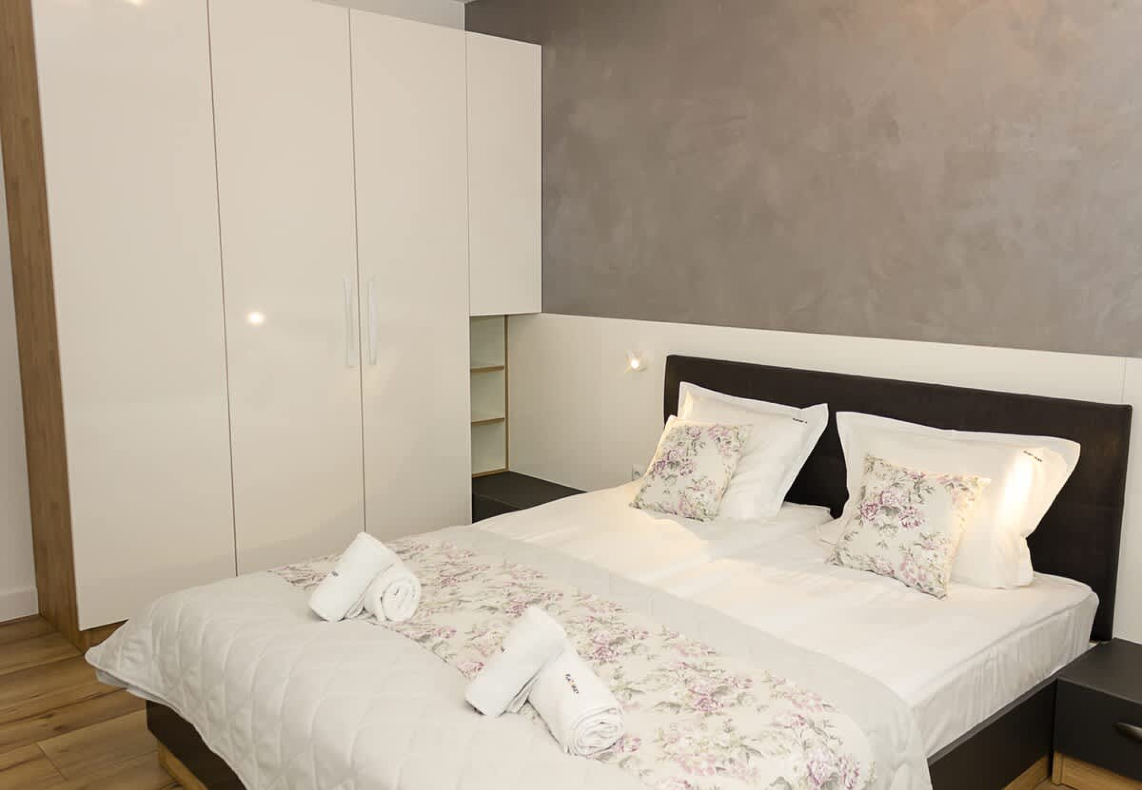 Scoutaround White Logo