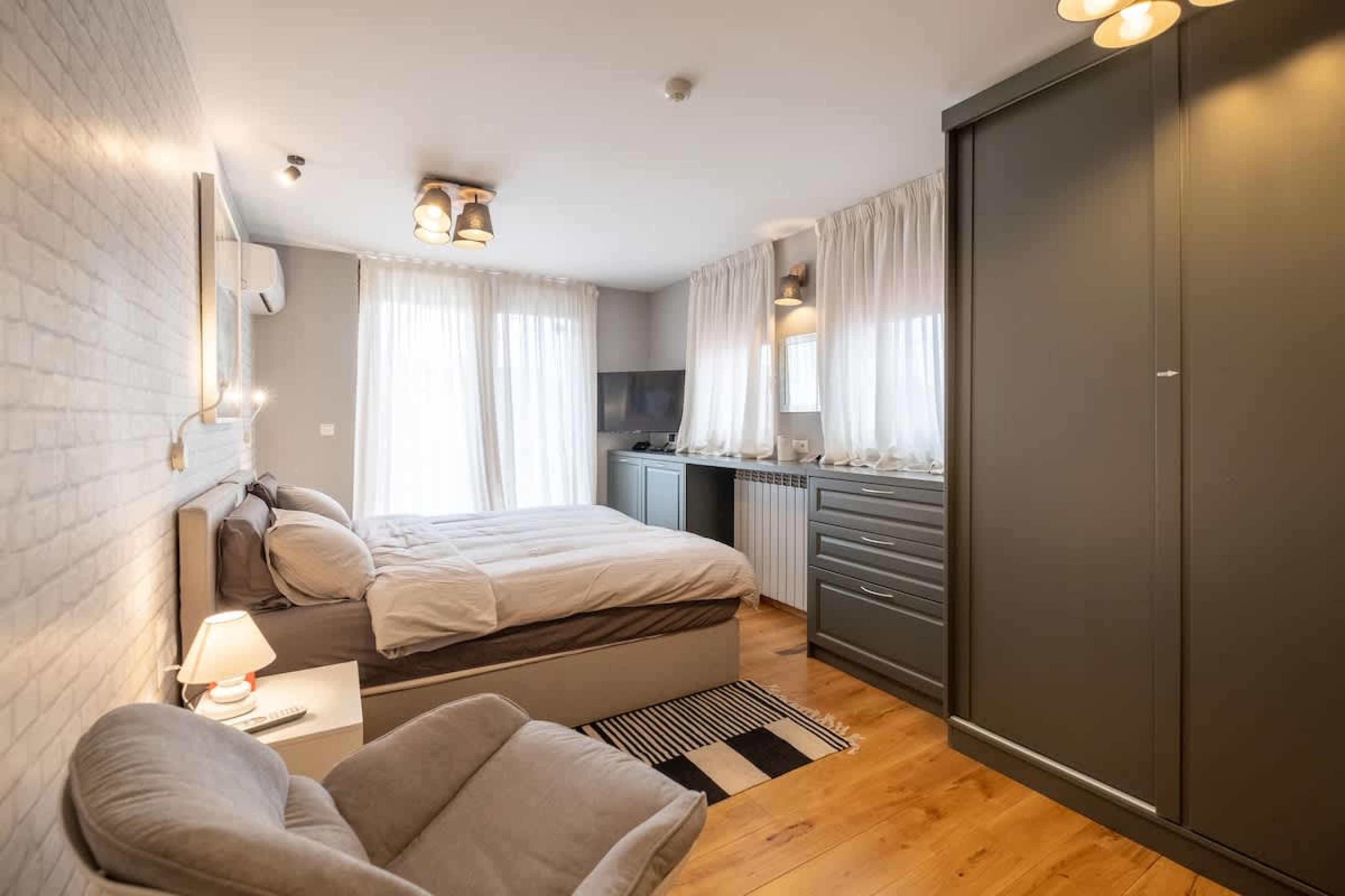 High-end Designer 2BR Aprt + Lift&amp;Balconies - Photo 31