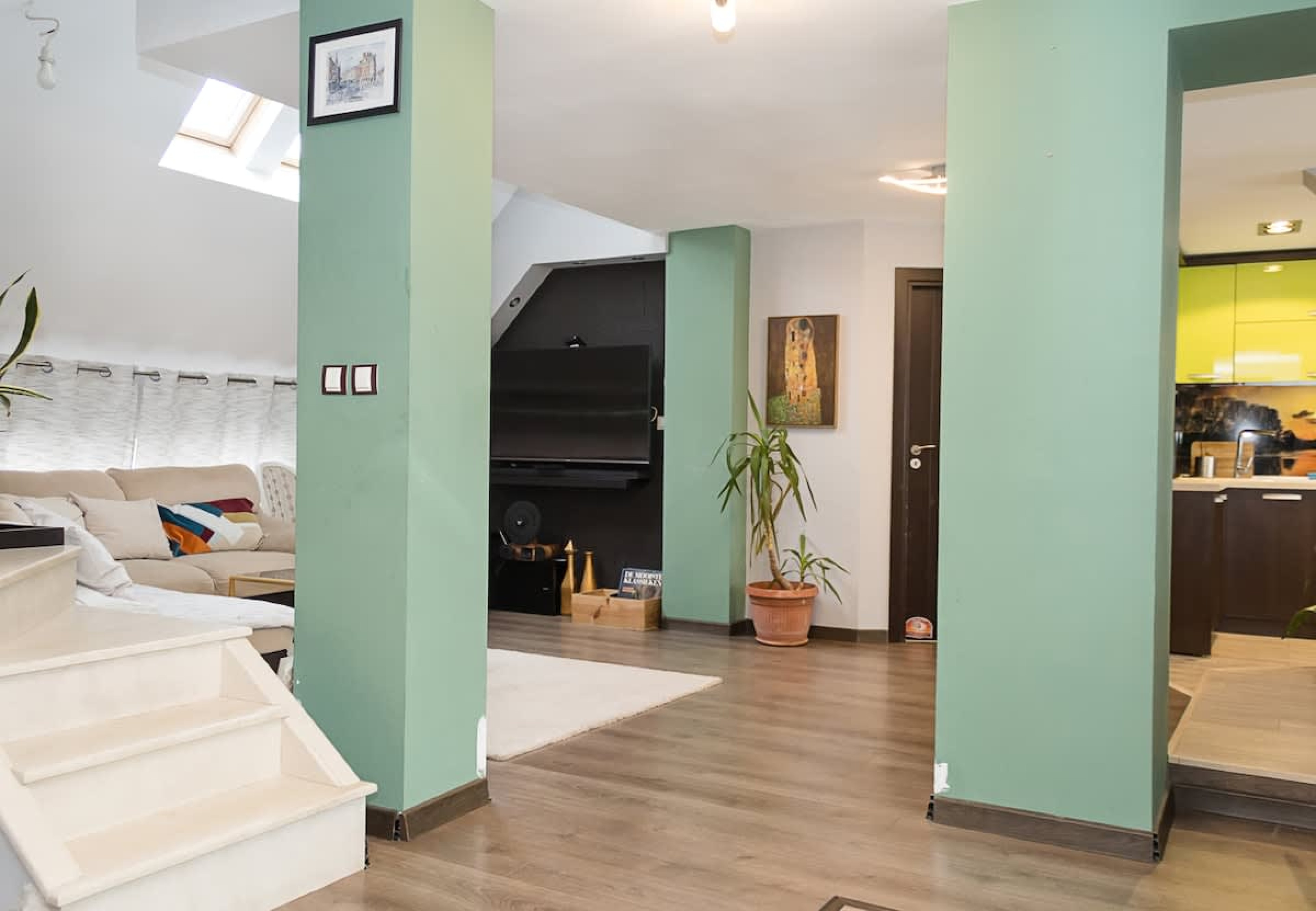 Scoutaround White Logo