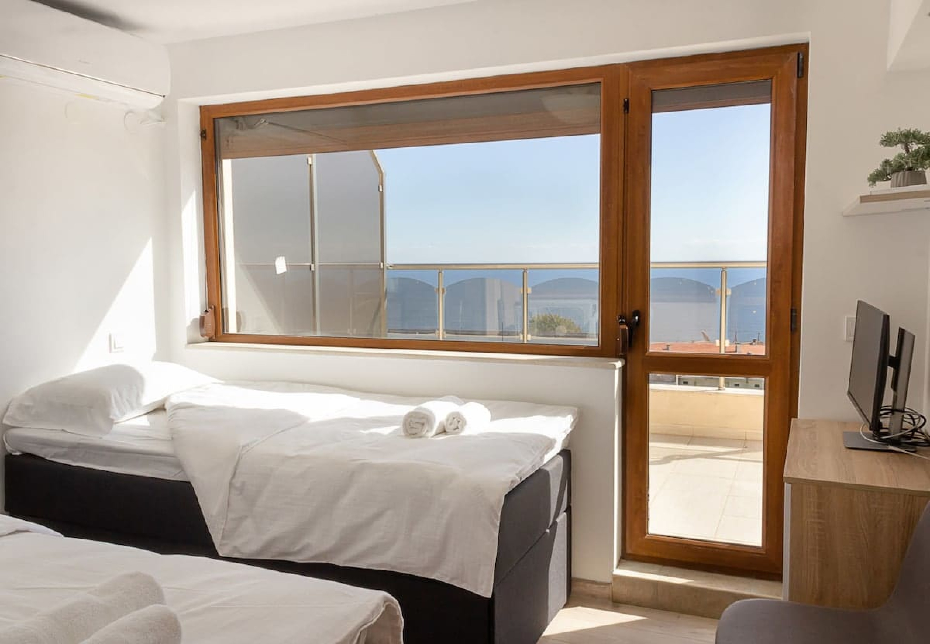 Scoutaround White Logo