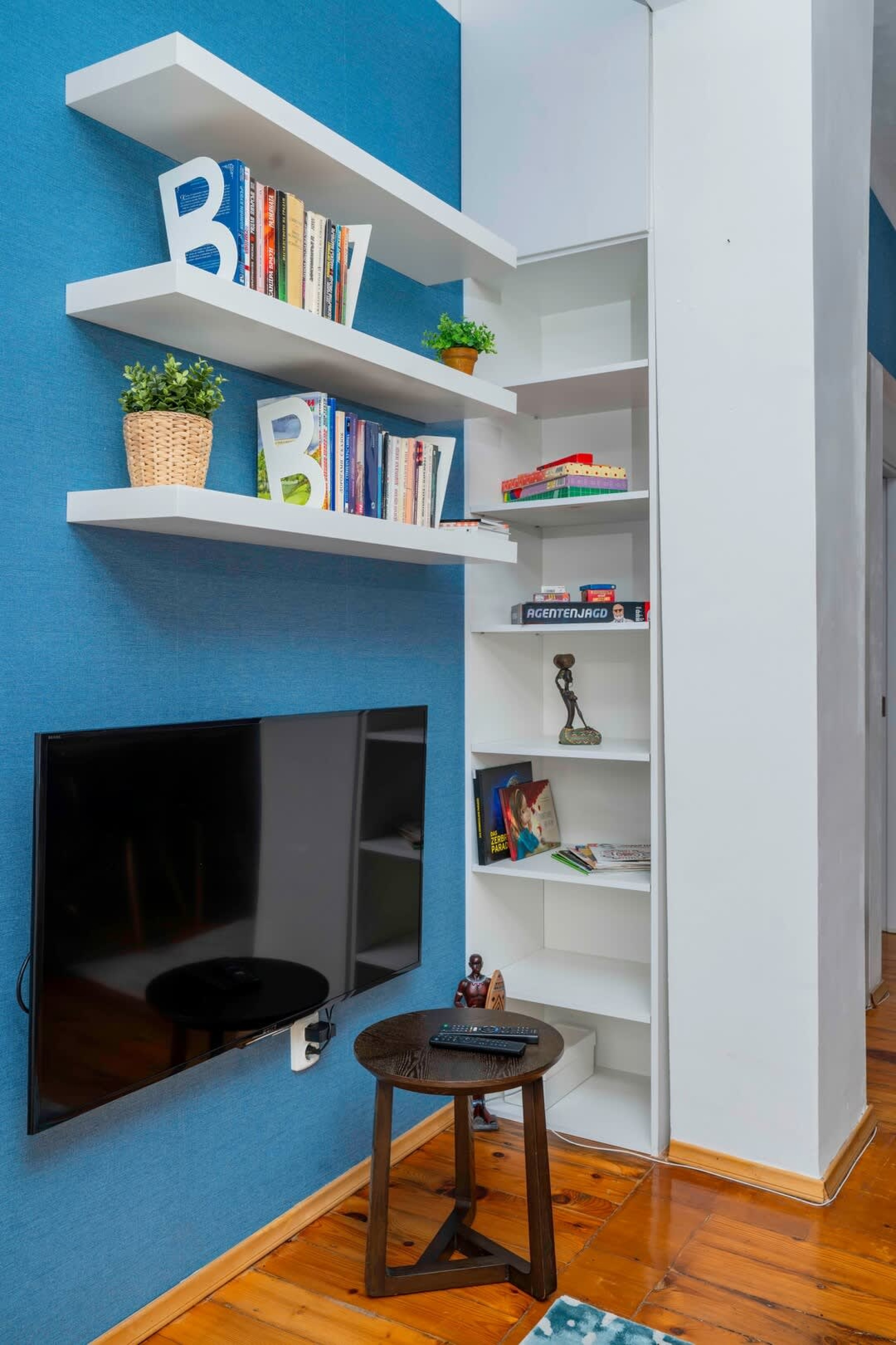 Scoutaround White Logo