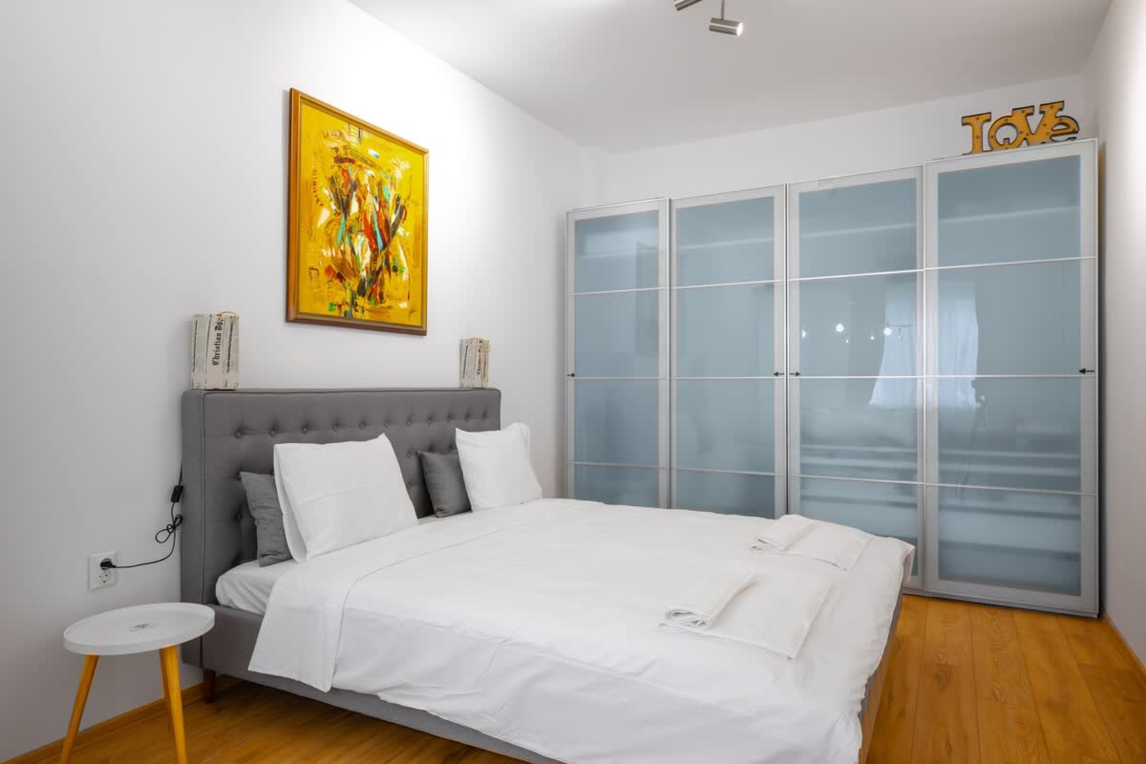 Modern 2BD Flat with Prime Location and Workspace - Photo 4