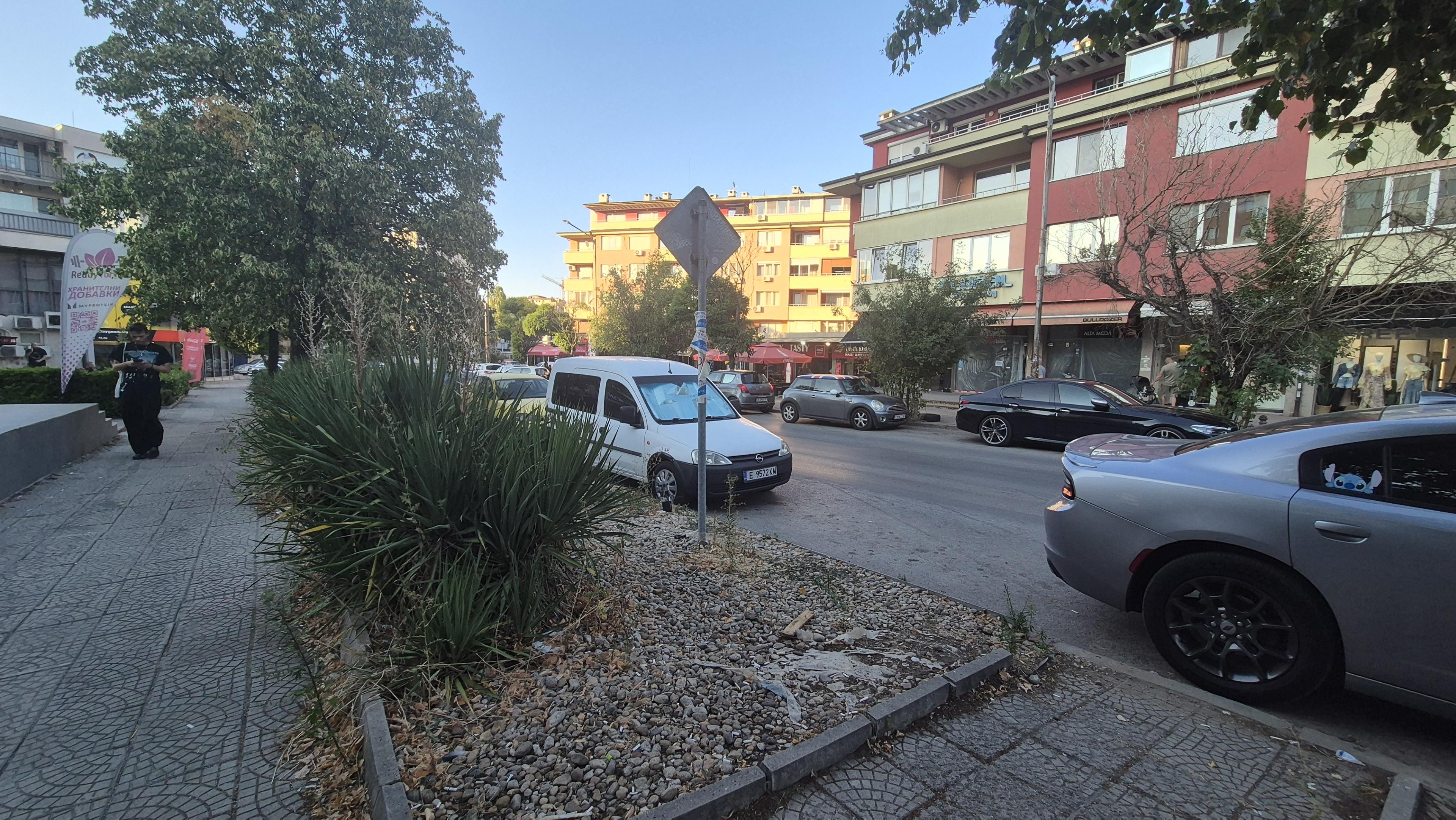 Rear lot and everyone can park on the street which is free — photo 2 of 2