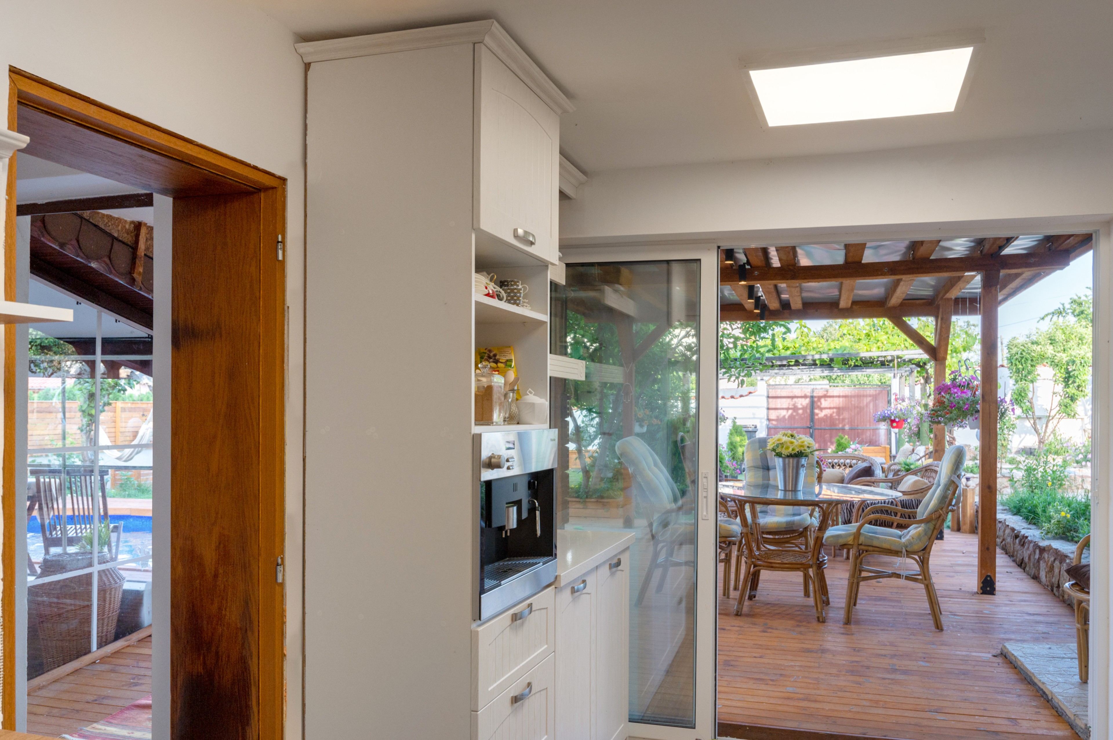 Scoutaround White Logo