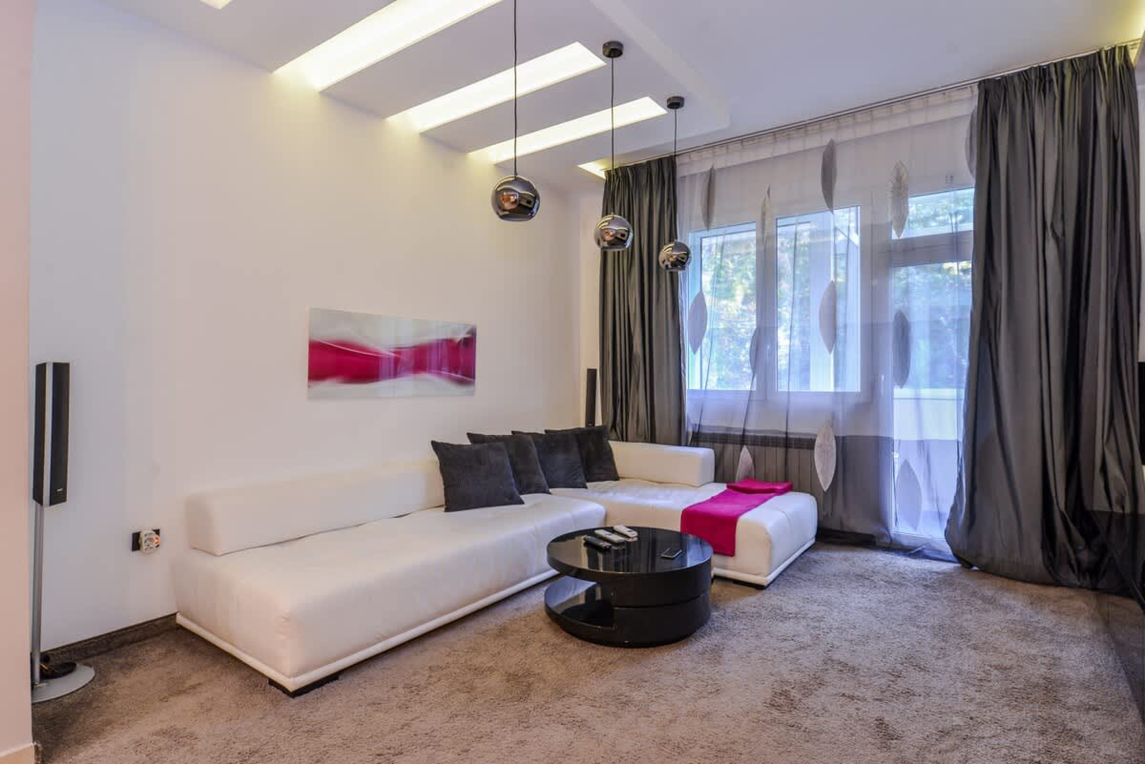 Extravaganzzo - Super Central One Bedroom Modern - Cover Photo