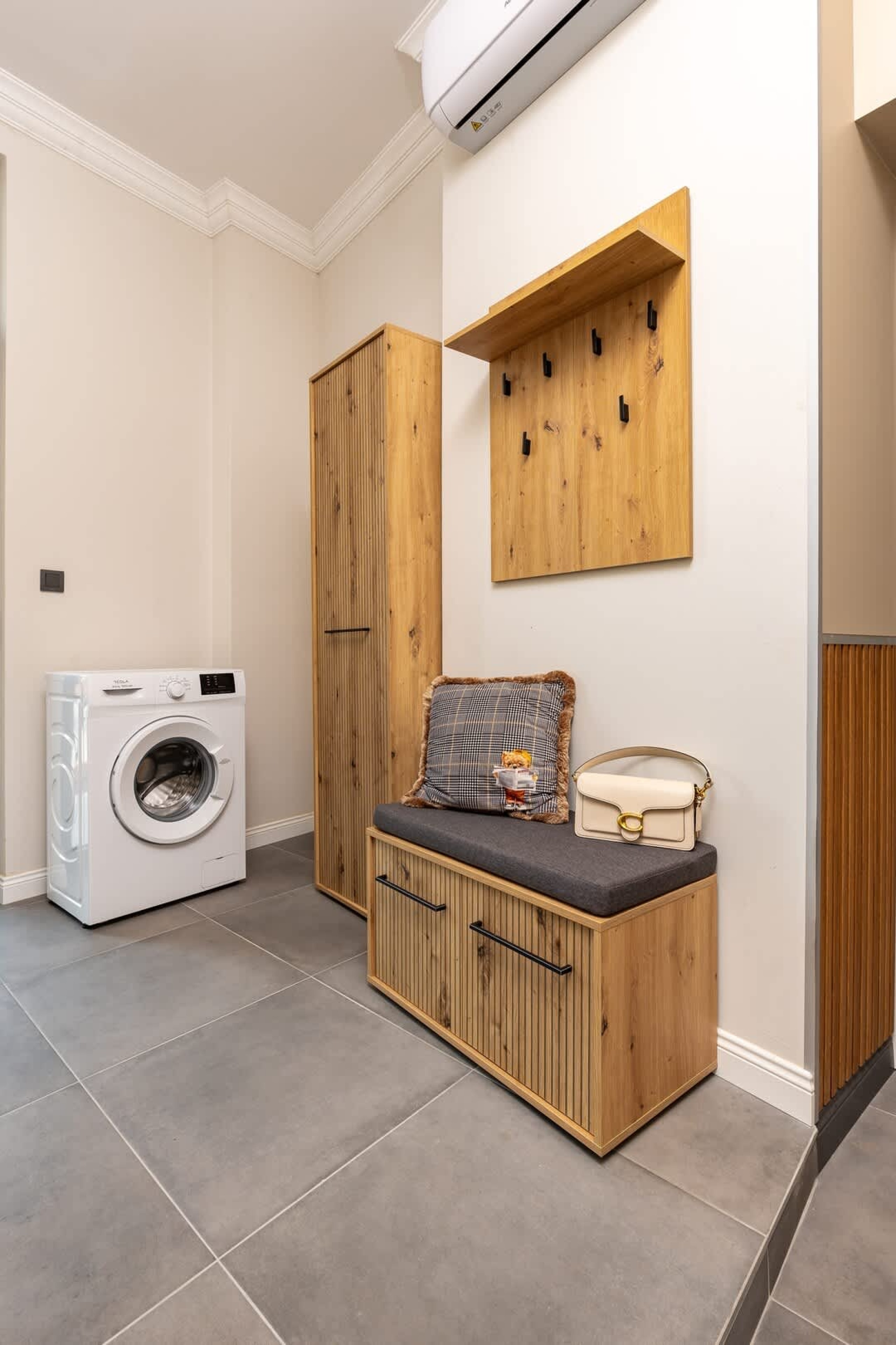 Scoutaround White Logo