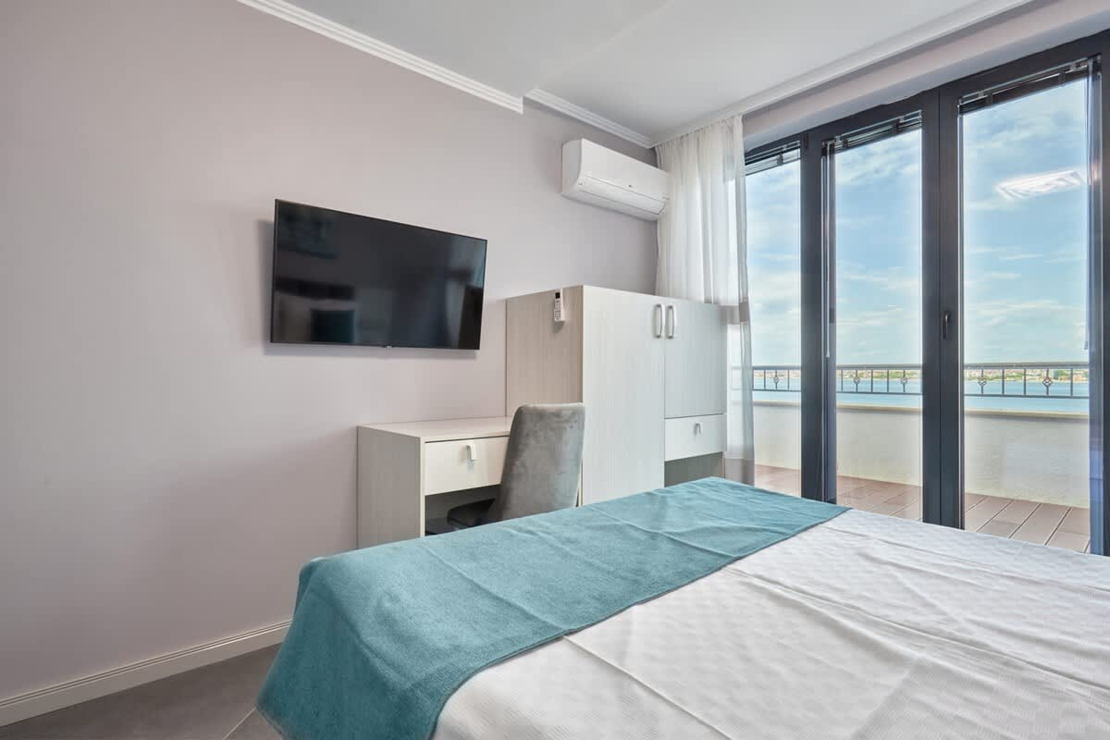 Scoutaround White Logo