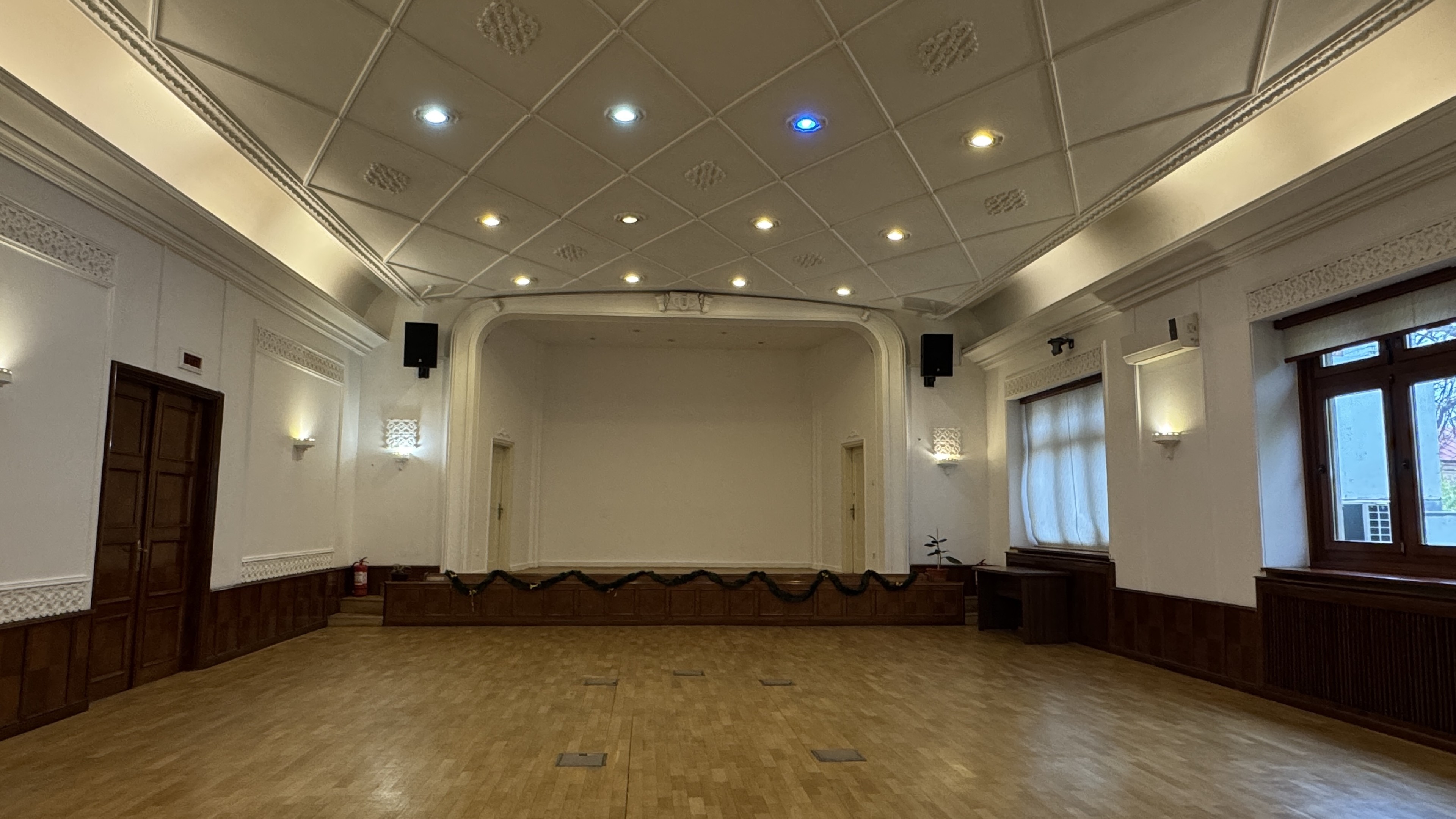 Scoutaround White Logo