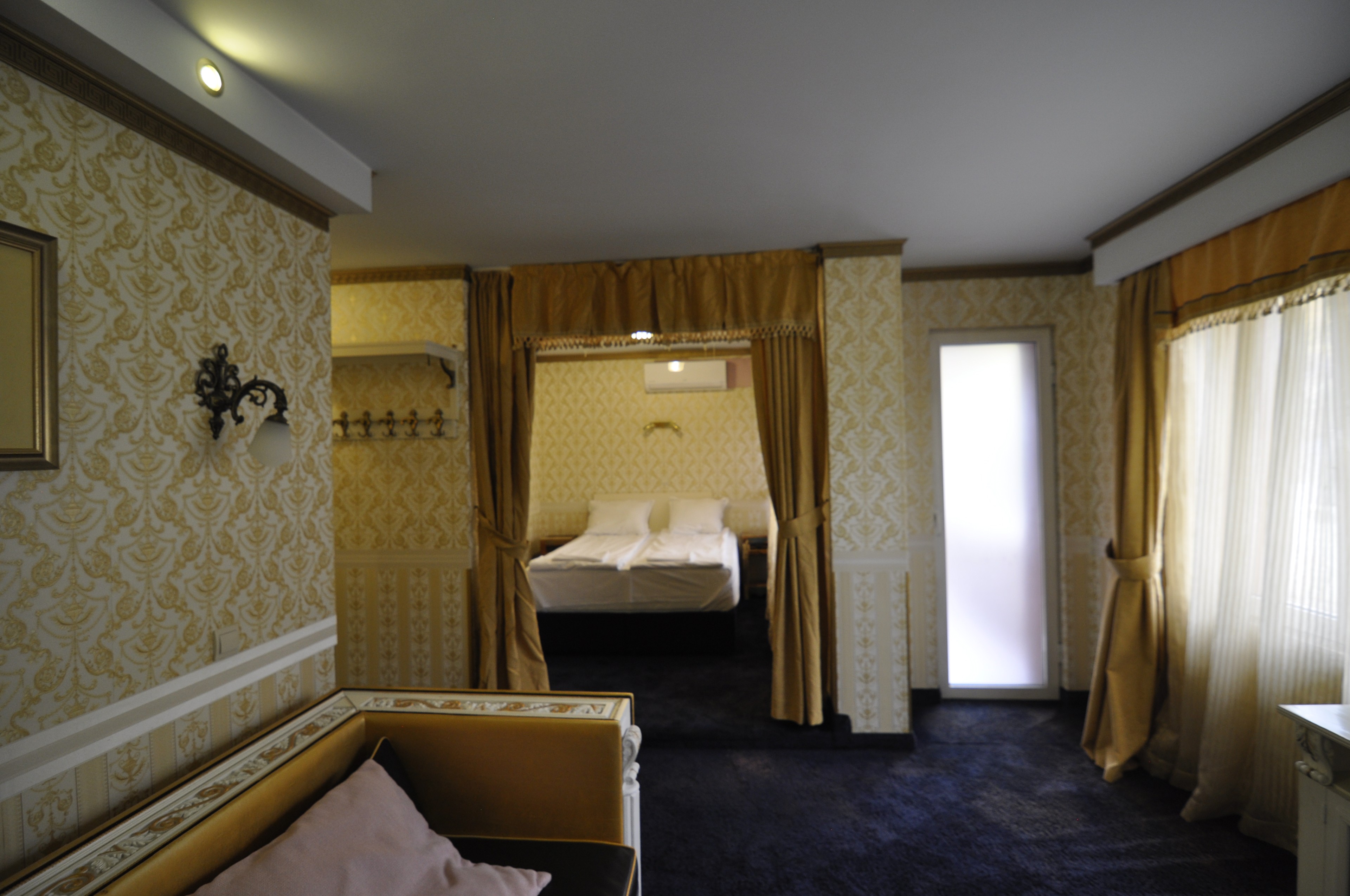 Scoutaround White Logo