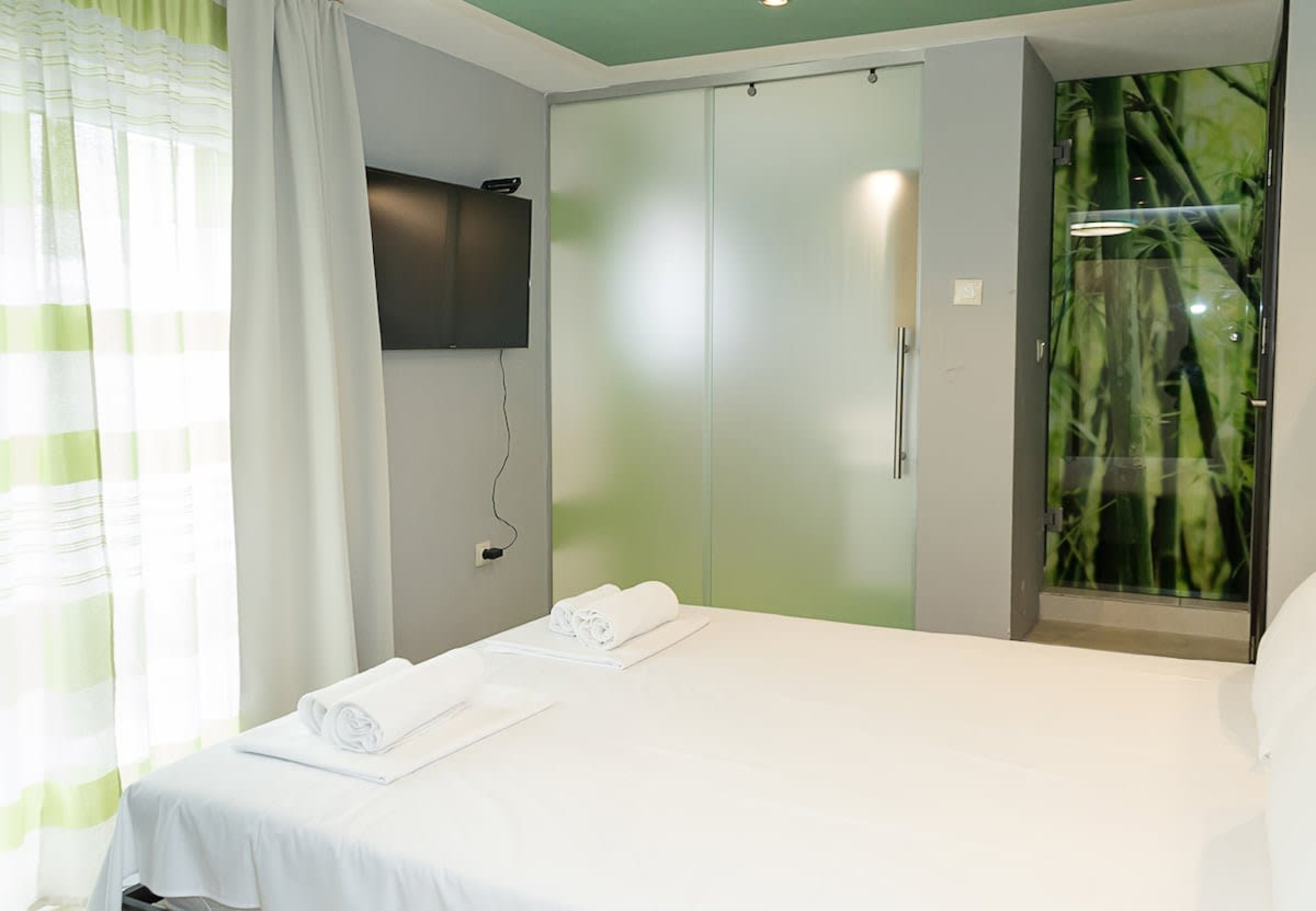 Scoutaround White Logo