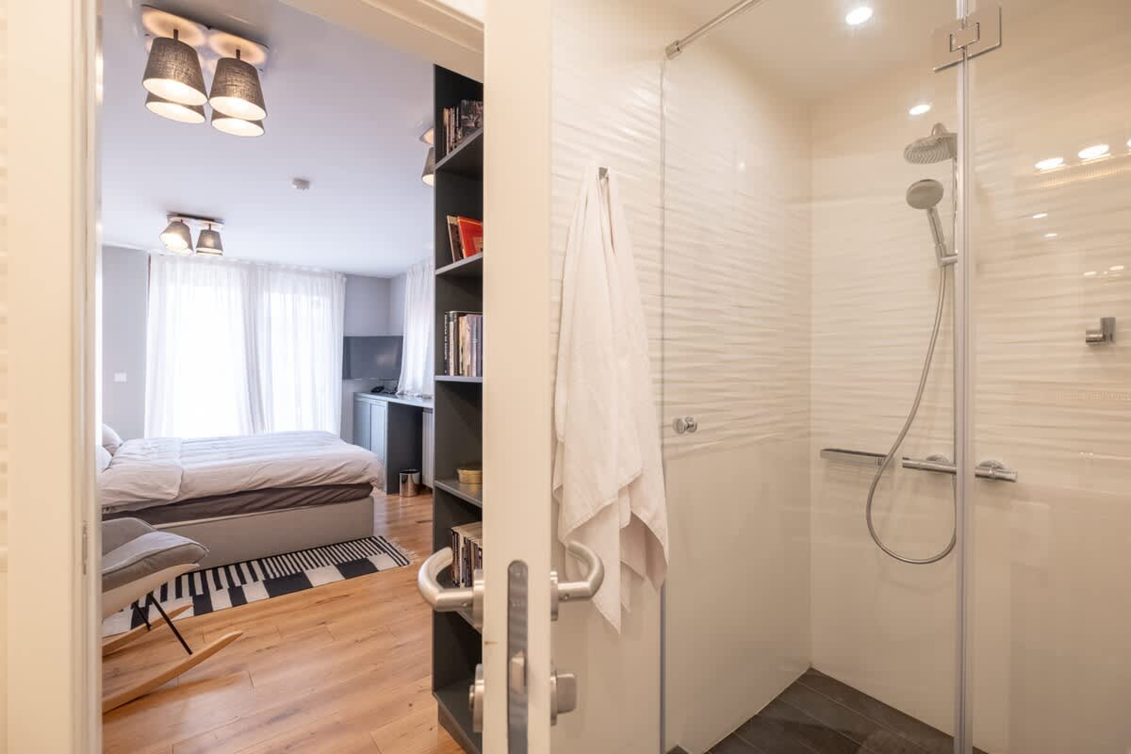 High-end Designer 2BR Aprt + Lift&amp;Balconies - Photo 36