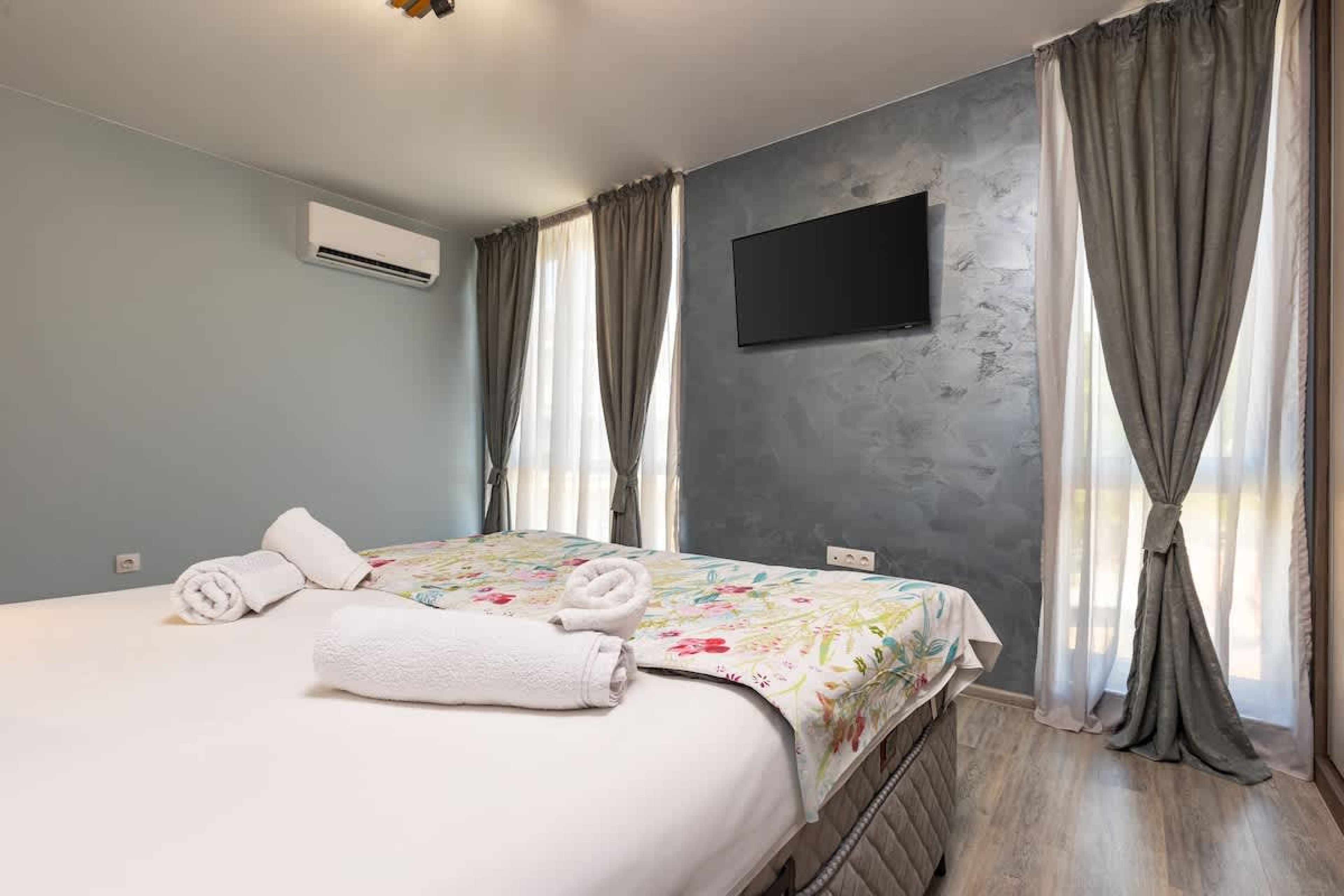 Scoutaround White Logo