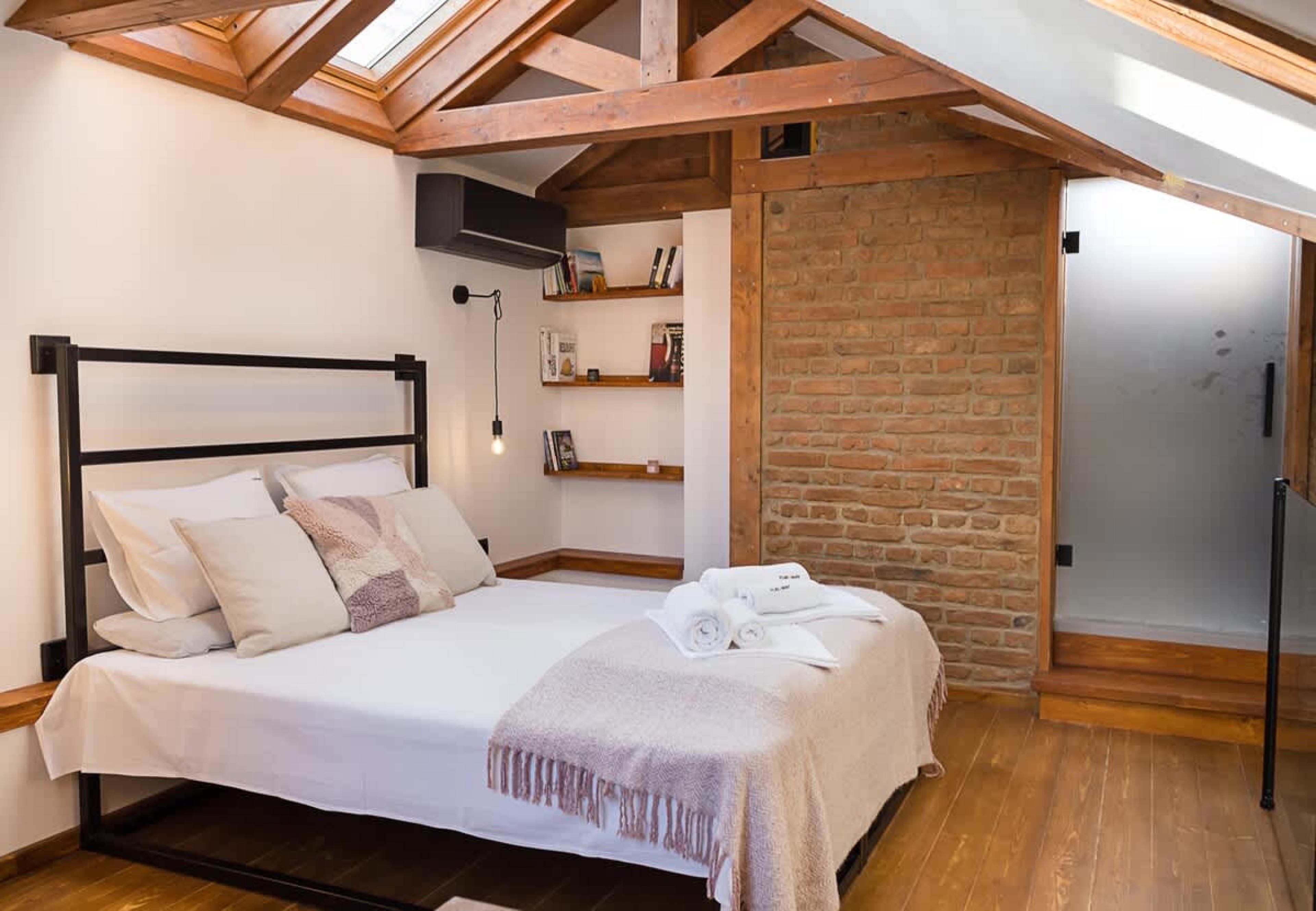 Scoutaround White Logo