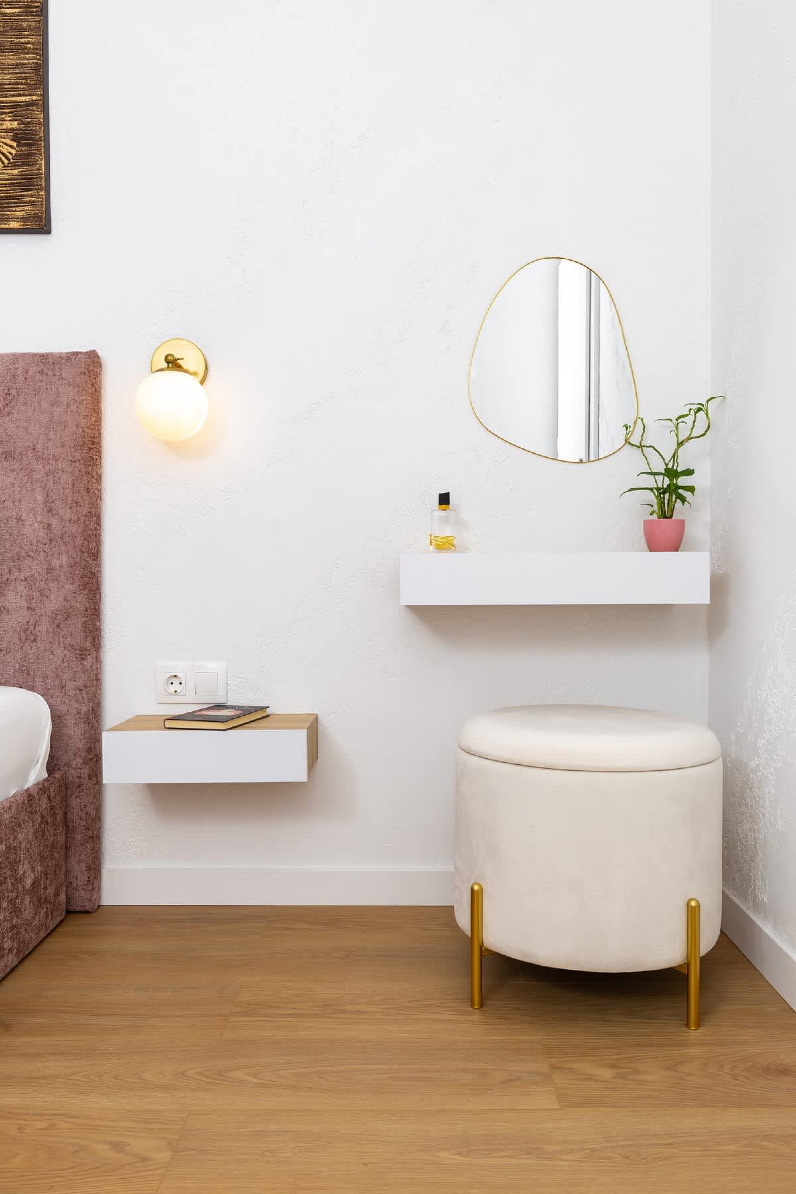 Scoutaround White Logo